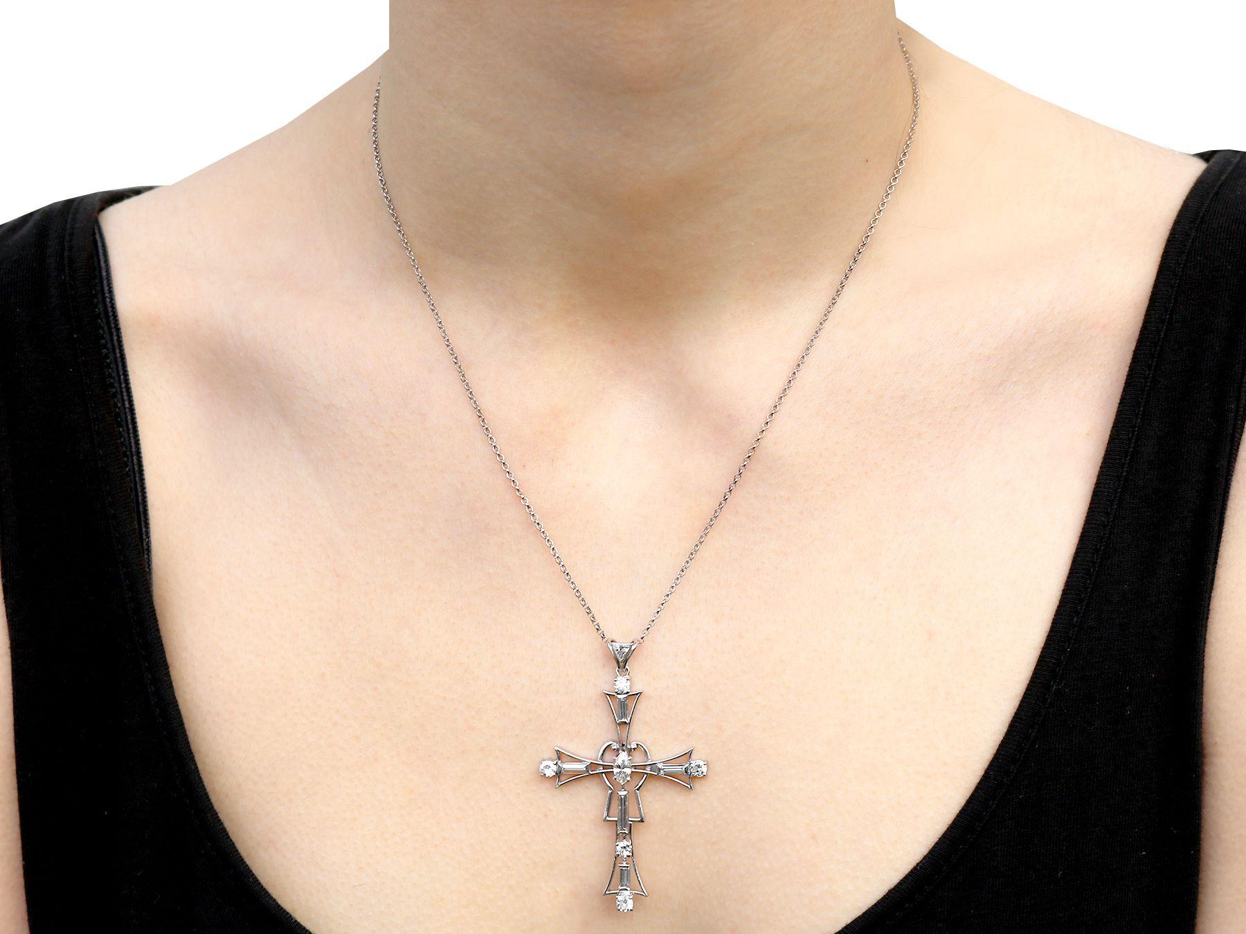 Pendentif croix ancien en platine et diamants de 1,93 carat en vente 2