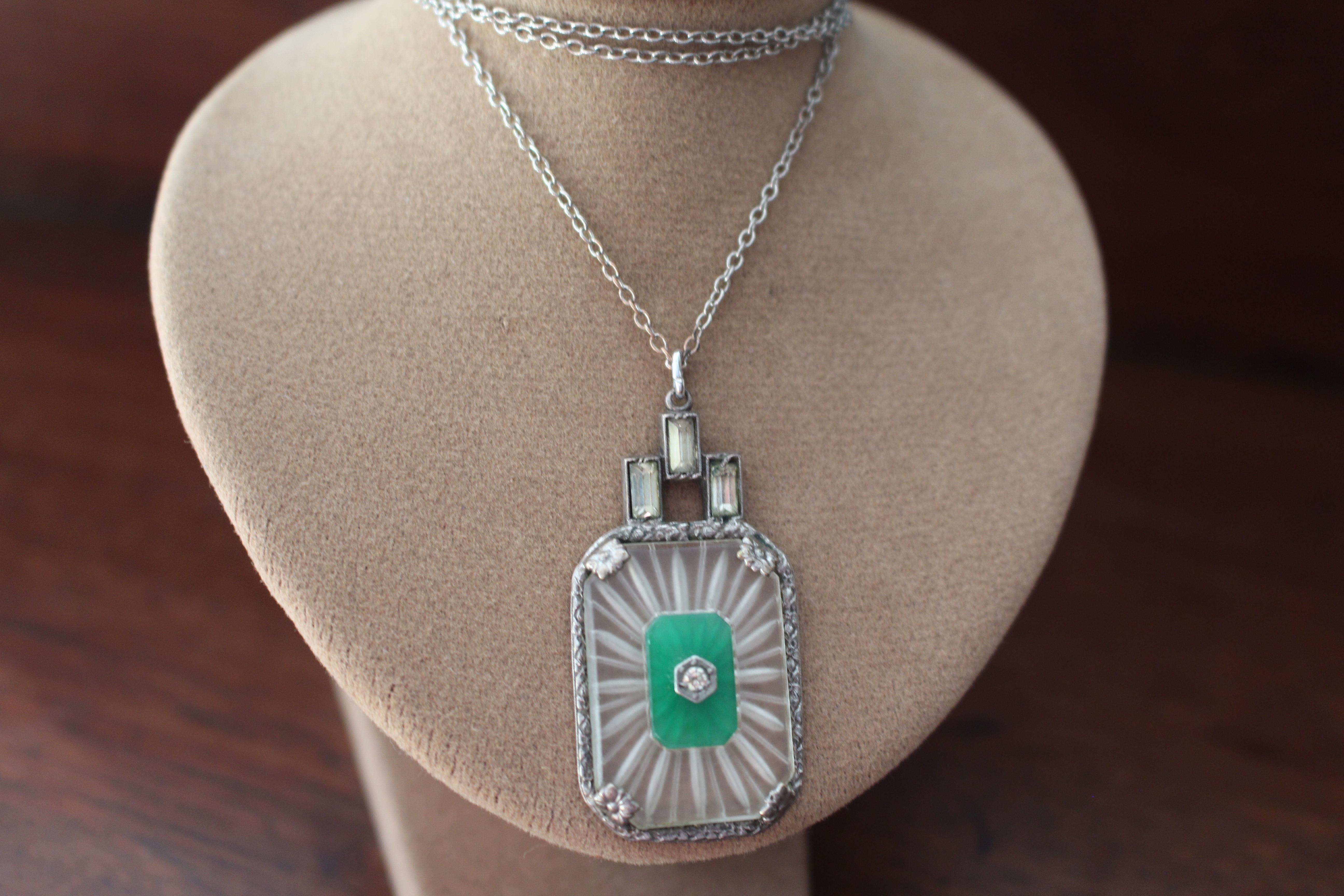 Elegant and finely detailed 1930s paste and jade glass rectangular pendant on silver chain (which has a length of 45 cms). 

Condition:
Lovely condition.

Delivery:
Free delivery in the UK.
 
