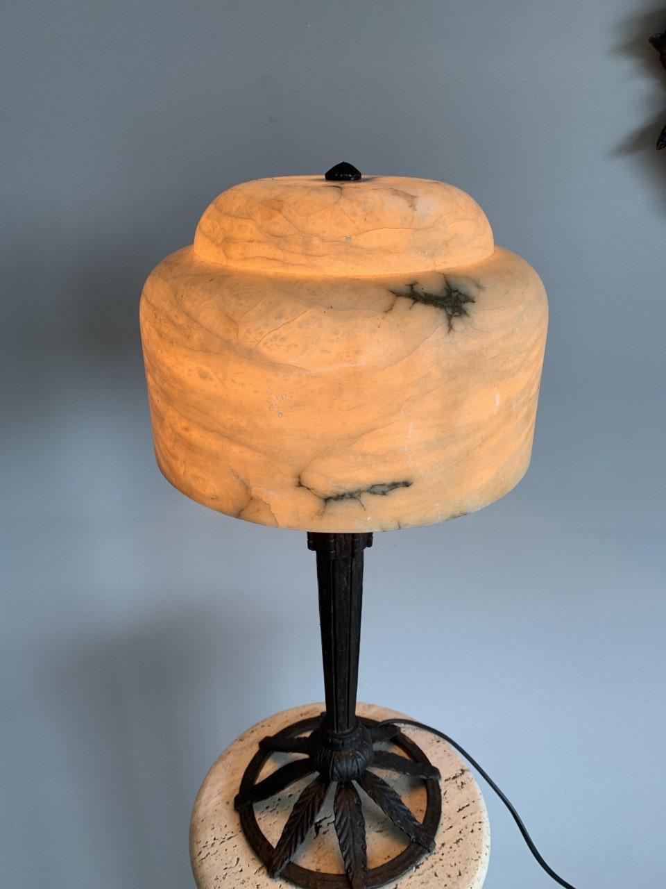 Antique 1930 Edgar Brandt Style Art Deco Wrought Iron and Alabaster Table Lamp In Good Condition In Lisse, NL