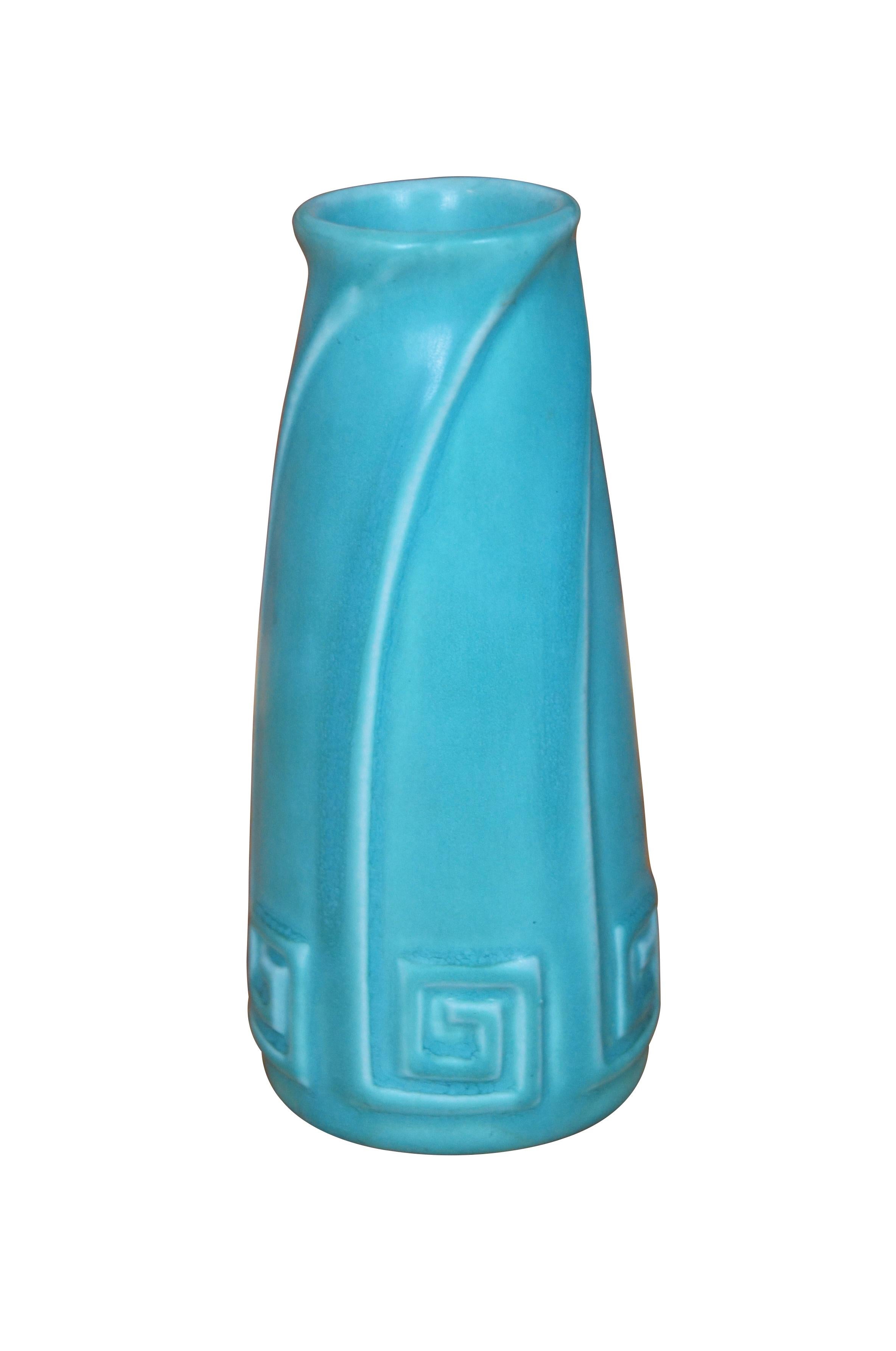 Antico vaso a bocciolo Rookwood in stile Art Déco con disegno geometrico a chiave greca in smalto verde acqua/turchese.  Circa 1930 XXX.  Forma 2135.  Con la speciale marcatura del 50° anniversario che consiste in una serie semicircolare di segni di