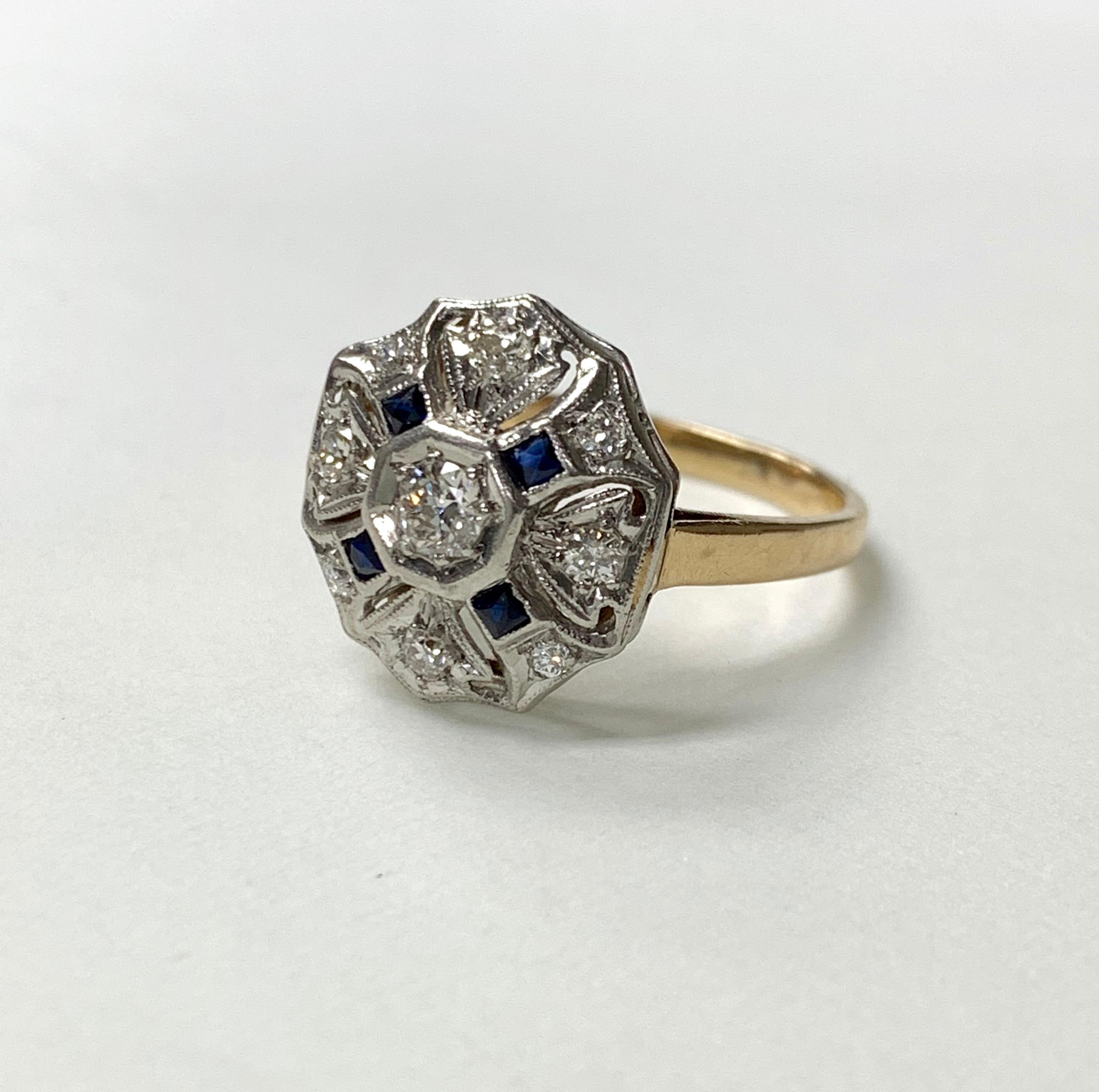 Antiker Ring mit weißem Diamanten und blauem Saphir von 1930 aus 14 k Weißgold. 
Die Details sind wie folgt: 
Gewicht des weißen Diamanten: 0,50 Karat (Farbe IJ und Reinheit SI) 
Metall : 14k Weißgold 
Ringgröße : 7 