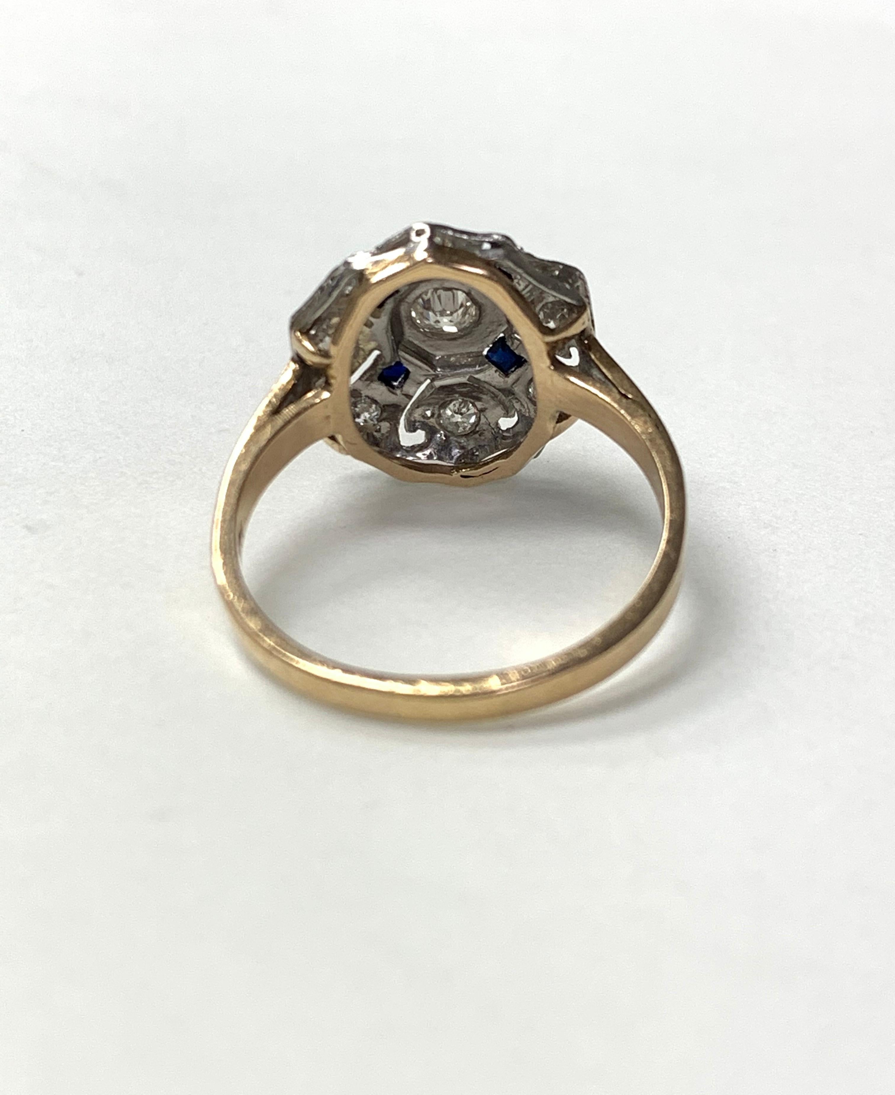 Antiker Ring aus 14 Karat Weiß-Weißgold mit weißem Diamant und blauem Saphir aus dem Jahr 1930 im Zustand „Hervorragend“ im Angebot in New York, NY