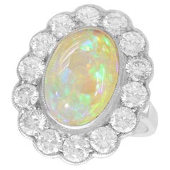 Bague grappe ancienne en platine avec opale blanche de 2,19 carats et diamants de 2,36 carats