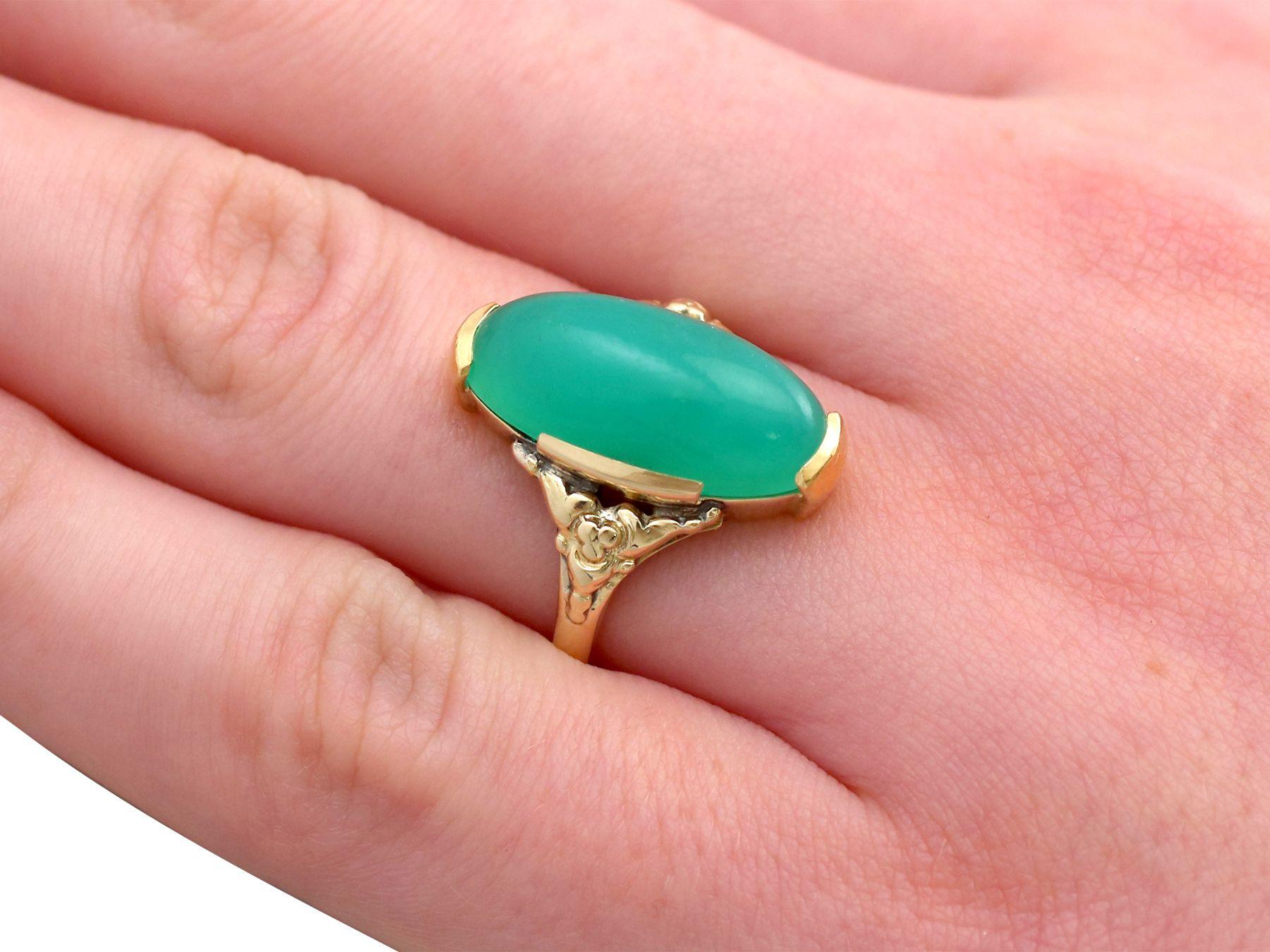 Antique 1930s 6.60 Carat Cabochon Cut Chrysoprase and Yellow Gold Cocktail Ring In Excellent Condition In Jesmond, Newcastle Upon Tyne