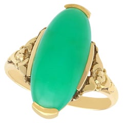Bague cocktail ancienne en or jaune et chrysoprase taille cabochon de 6,60 carats, années 1930