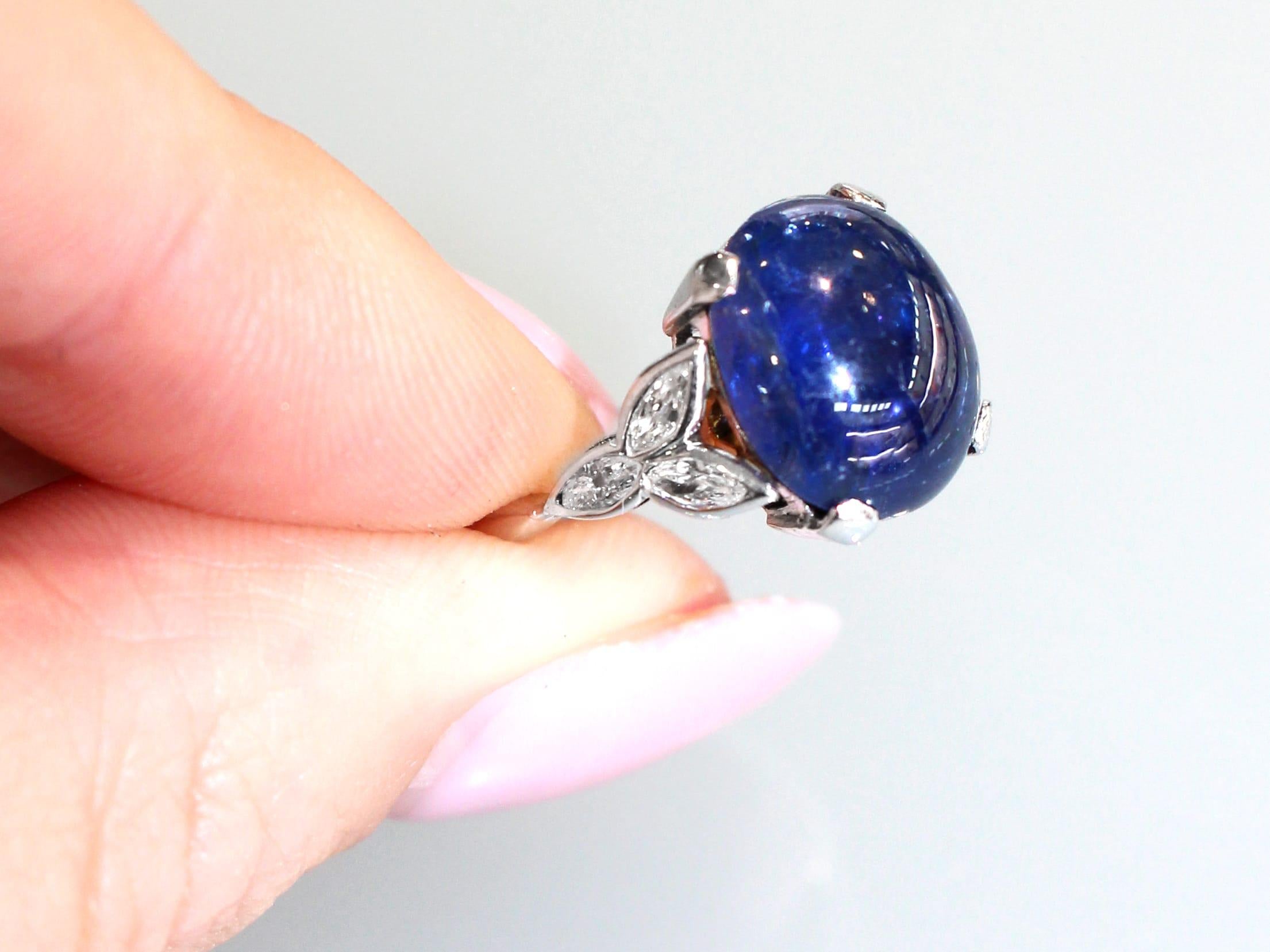 Antike 1930er Jahre 6,80 Ct Cabochon Cut Saphir und Diamant Platin Cocktail Ring (Ovalschliff) im Angebot
