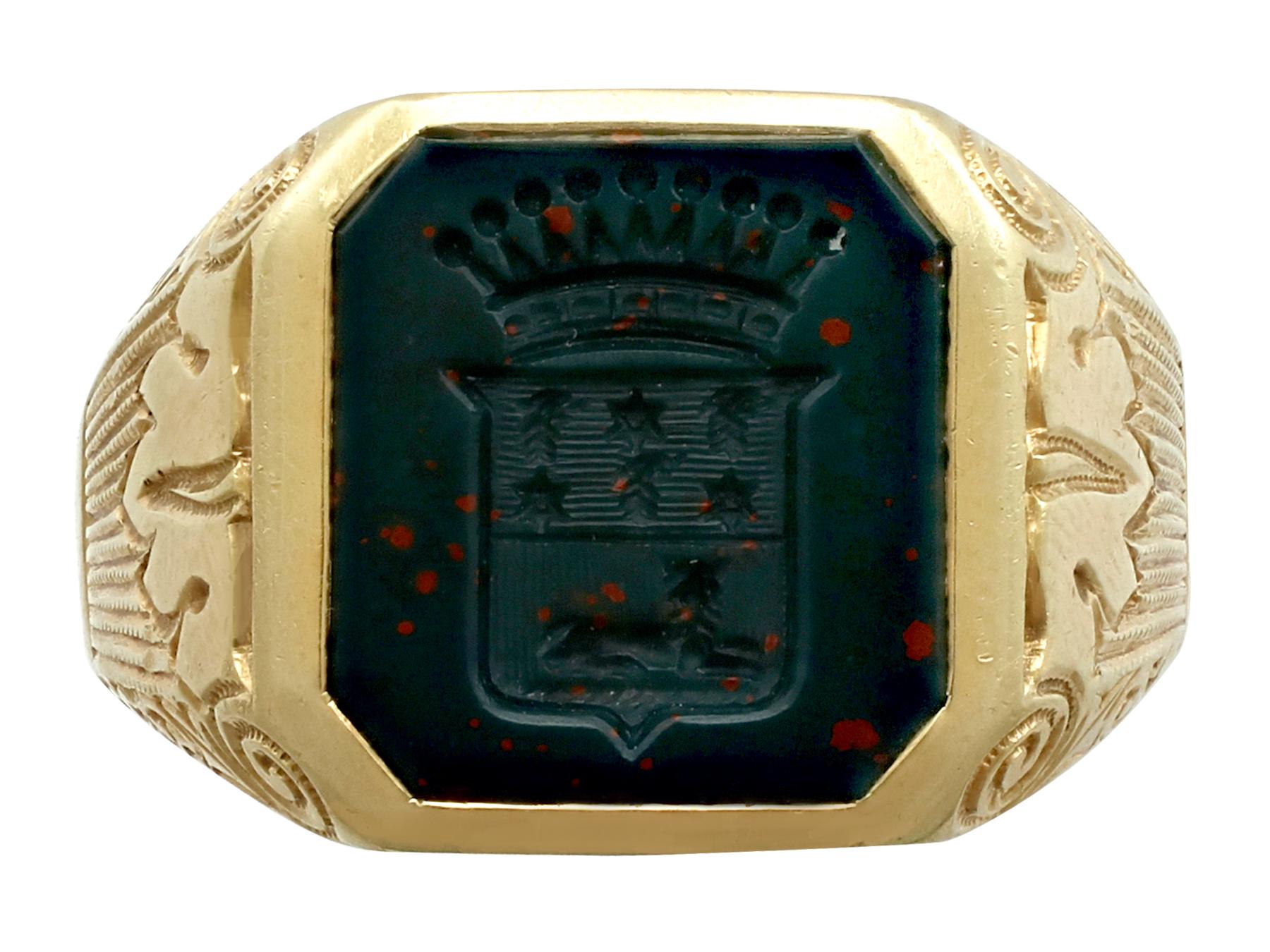 Antique 1930s Bloodstone and Yellow Gold Signet Ring  In Excellent Condition In Jesmond, Newcastle Upon Tyne