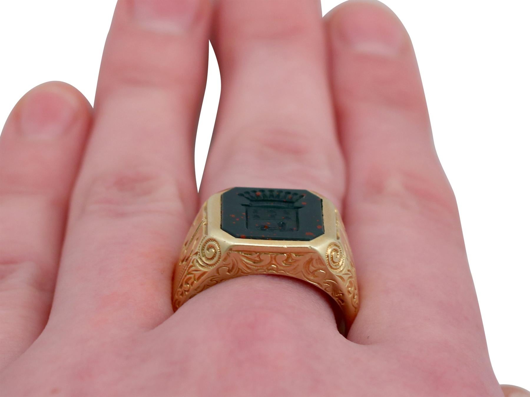 Antique 1930s Bloodstone and Yellow Gold Signet Ring  5