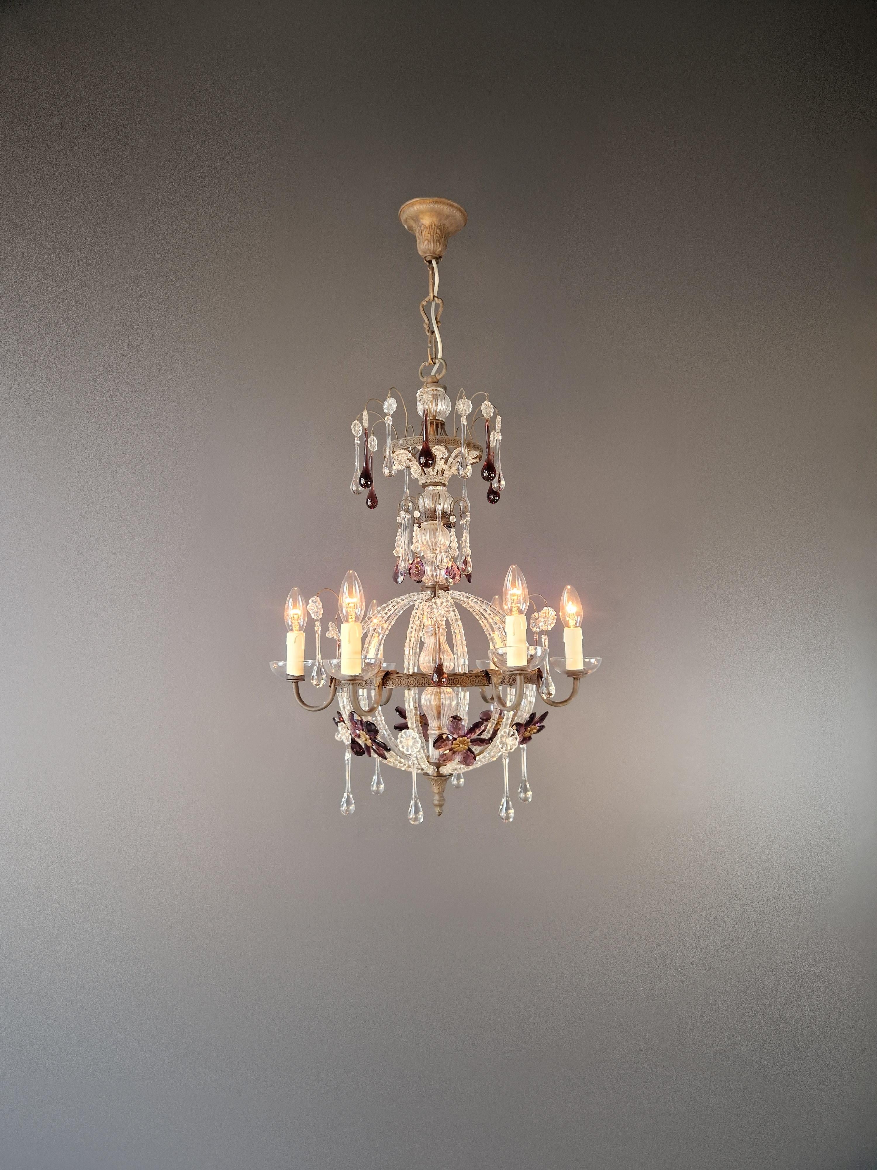 Lustre ancien en cristal - Rareté unique

Ce lustre original en cristal préservé, datant d'environ 1930, est un véritable bijou. Le lustre est orné de cristaux noués à la main et a été restauré avec amour, les câbles et les douilles ayant été