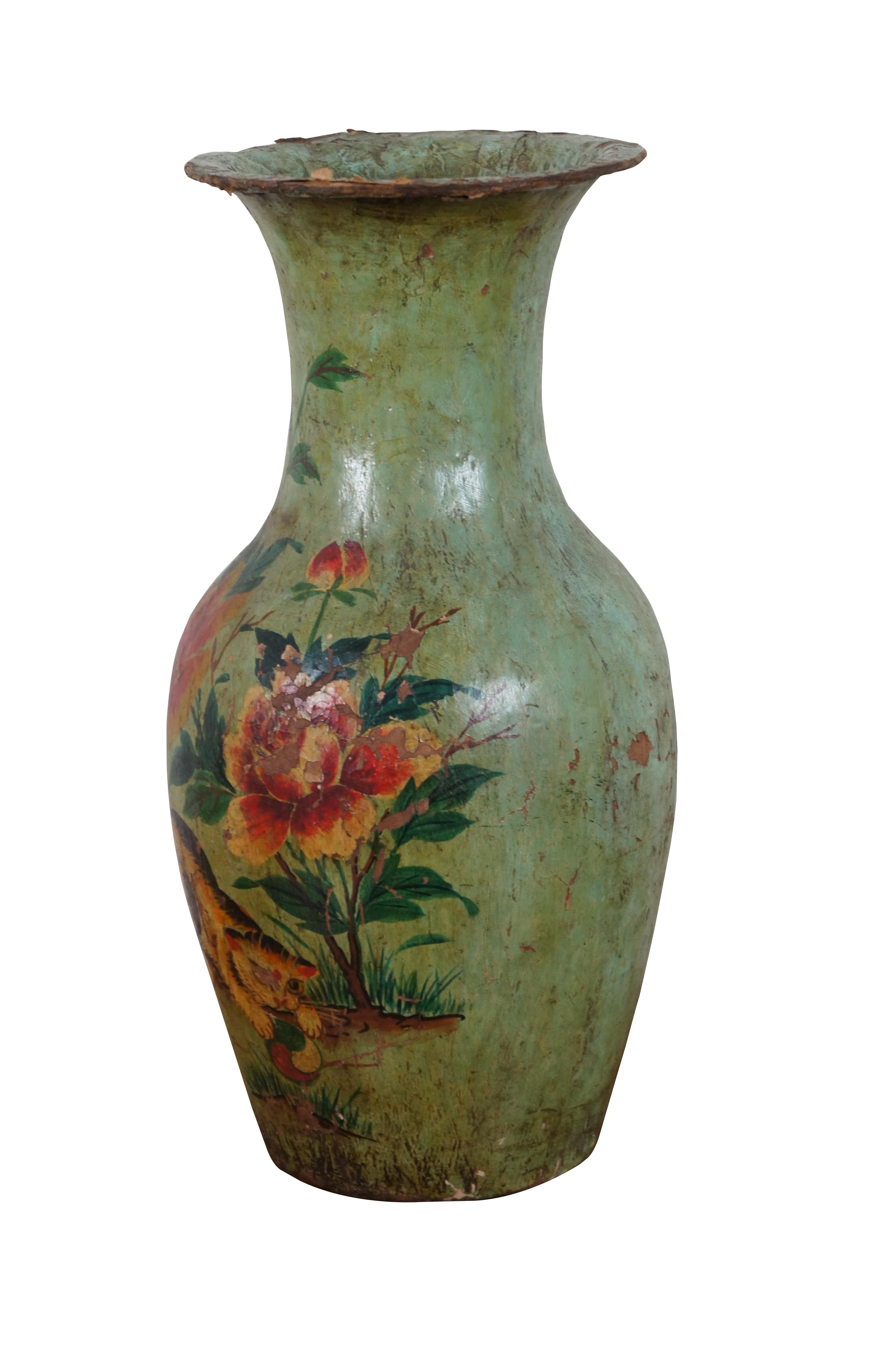 Antike chinesische Vase aus Pappmaché aus den 1930er Jahren, grün bemalt mit einem Kätzchen, das mit einem Ball unter einem blühenden Busch spielt. Wachszollstempel auf dem Sockel. Maße: 17