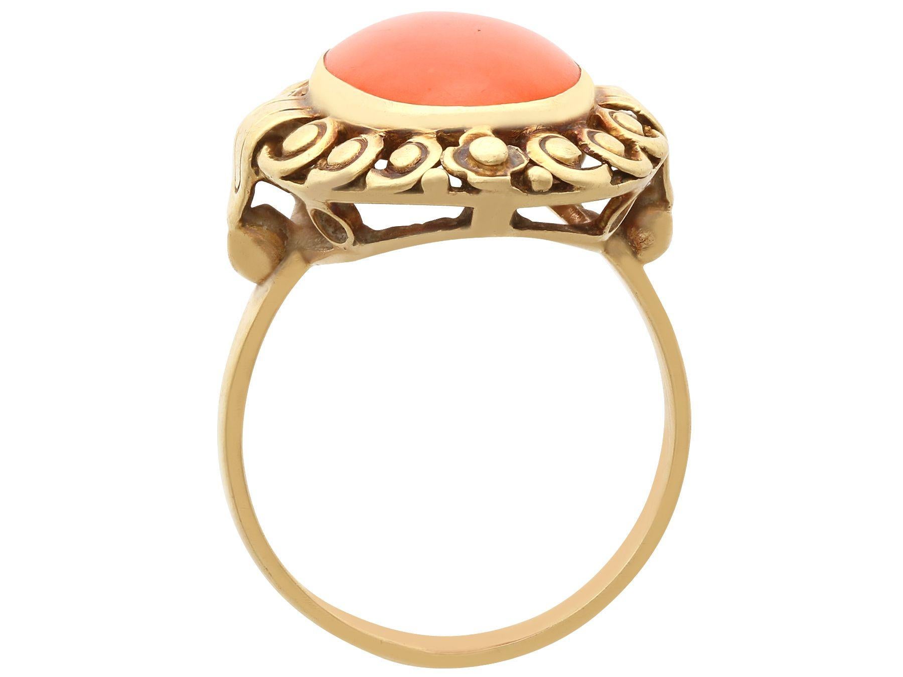 Antique 1930s Coral and 14ct Yellow Gold Cocktail Ring In Excellent Condition For Sale In Jesmond, Newcastle Upon Tyne