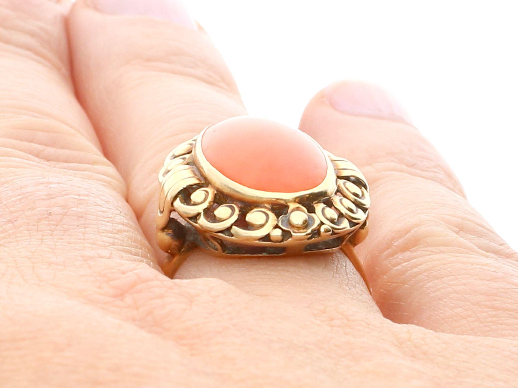 Antique 1930s Coral and 14ct Yellow Gold Cocktail Ring For Sale 2