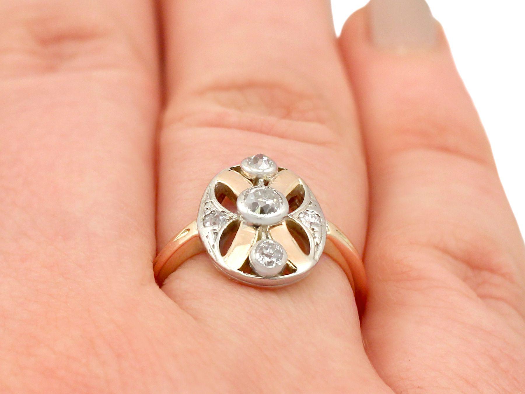 Bague cocktail ancienne des années 1930 en or jaune et diamants en vente 2