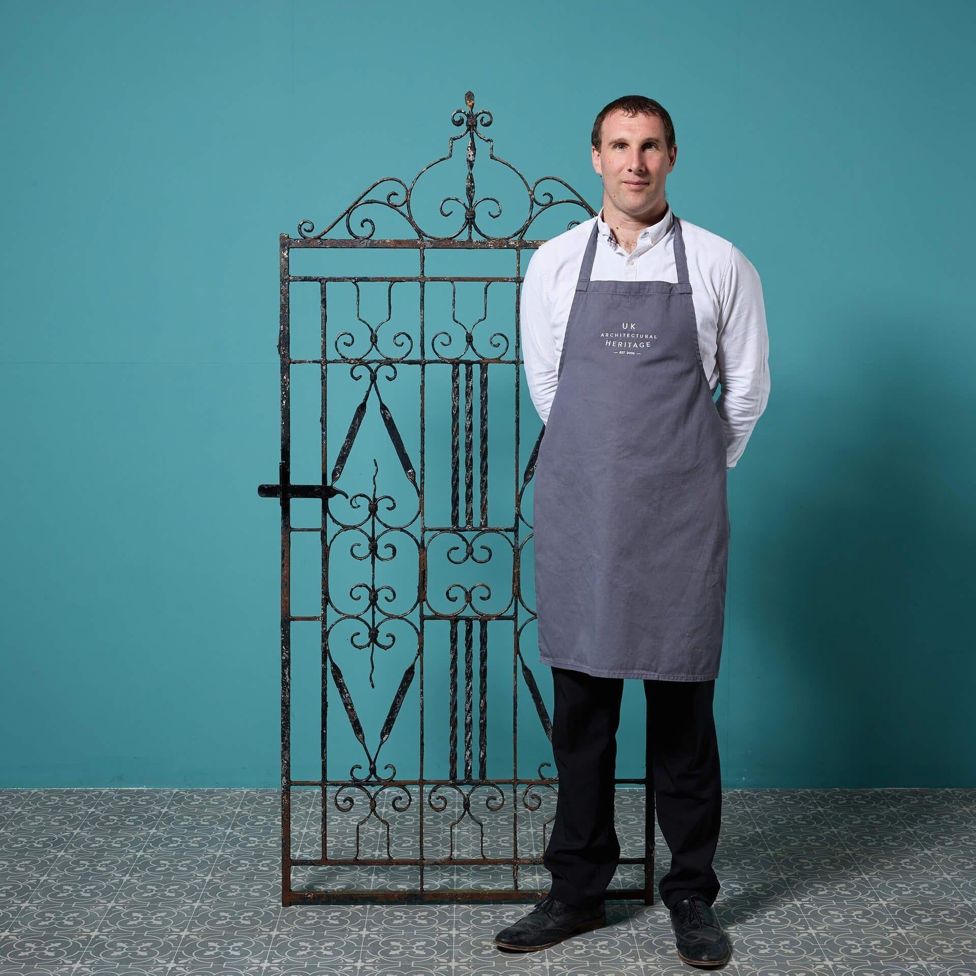 Uno splendido cancello pedonale alto e antico in ferro battuto in stile vittoriano, realizzato a mano da un fabbro di talento dei primi del Novecento.

Alto 1,8 m, questo cancello in ferro battuto è perfetto per il lato di una casa o per un cortile