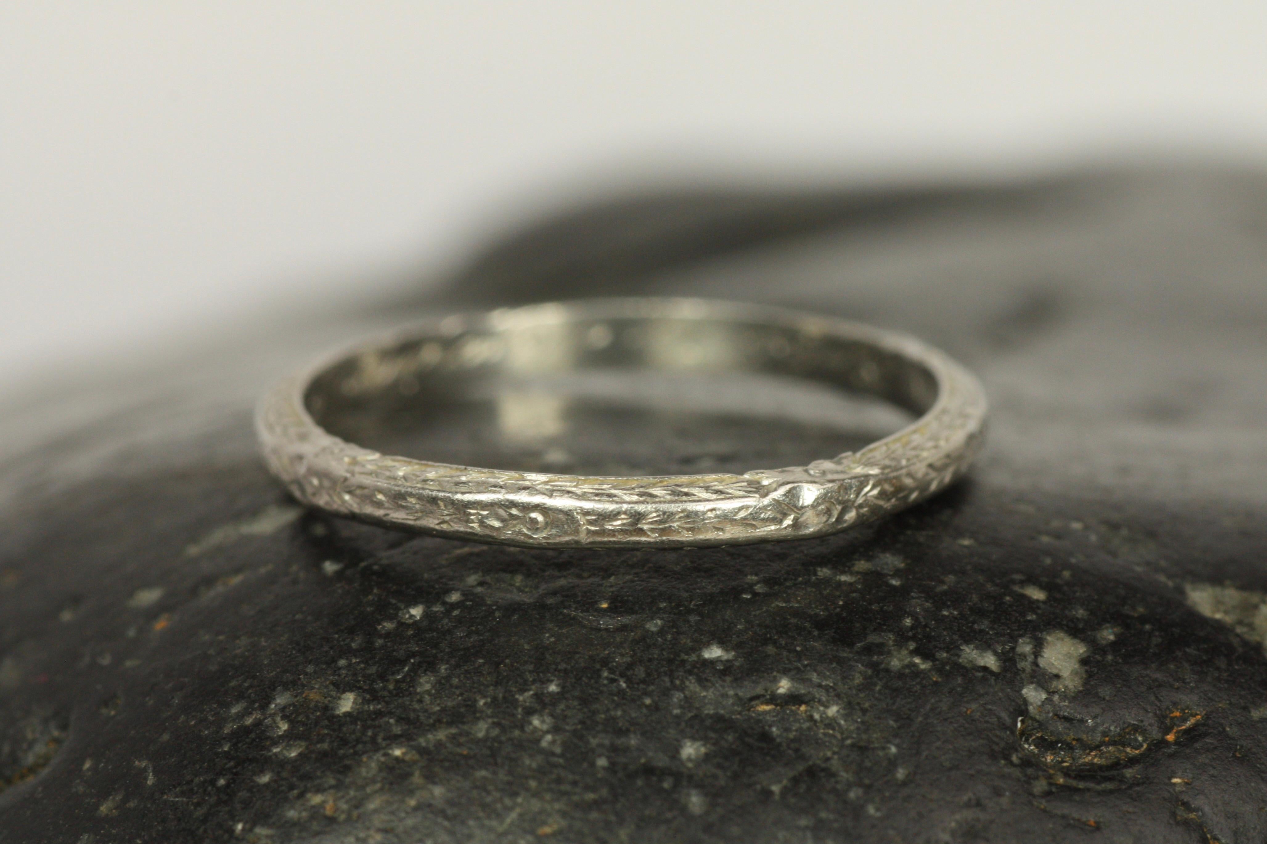 Antique 1930s Floral and Wheat Hand-Engraved Platinum Wedding Band In Good Condition For Sale In Santa Monica, CA
