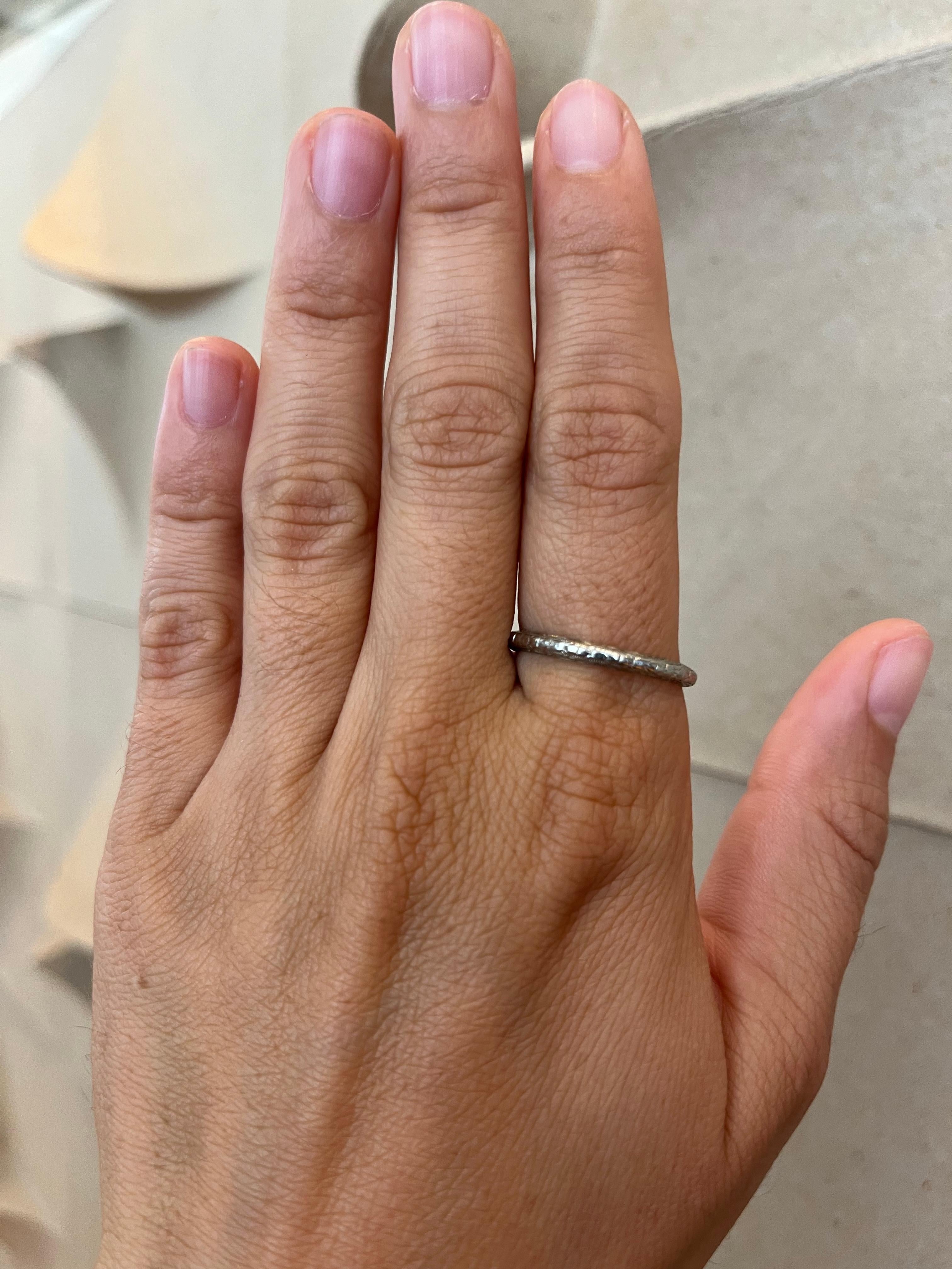 From the Bracken Jewelers antique fine jewelry collection in Santa Monica, California. Antique 1930s floral hand-engraved wedding band in 18K white gold by Belais Manufacturing Co. Belais was an early manufacturer of white gold jewelry in the United