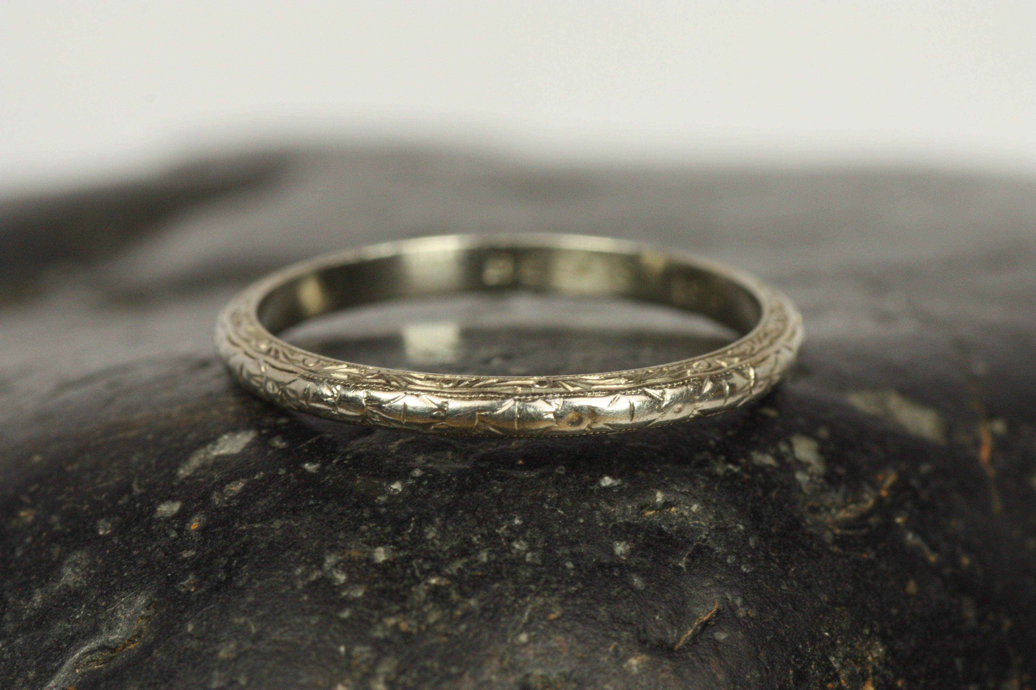 Antique 1930s Floral Hand-Engraved White Gold Wedding Band In Good Condition For Sale In Santa Monica, CA