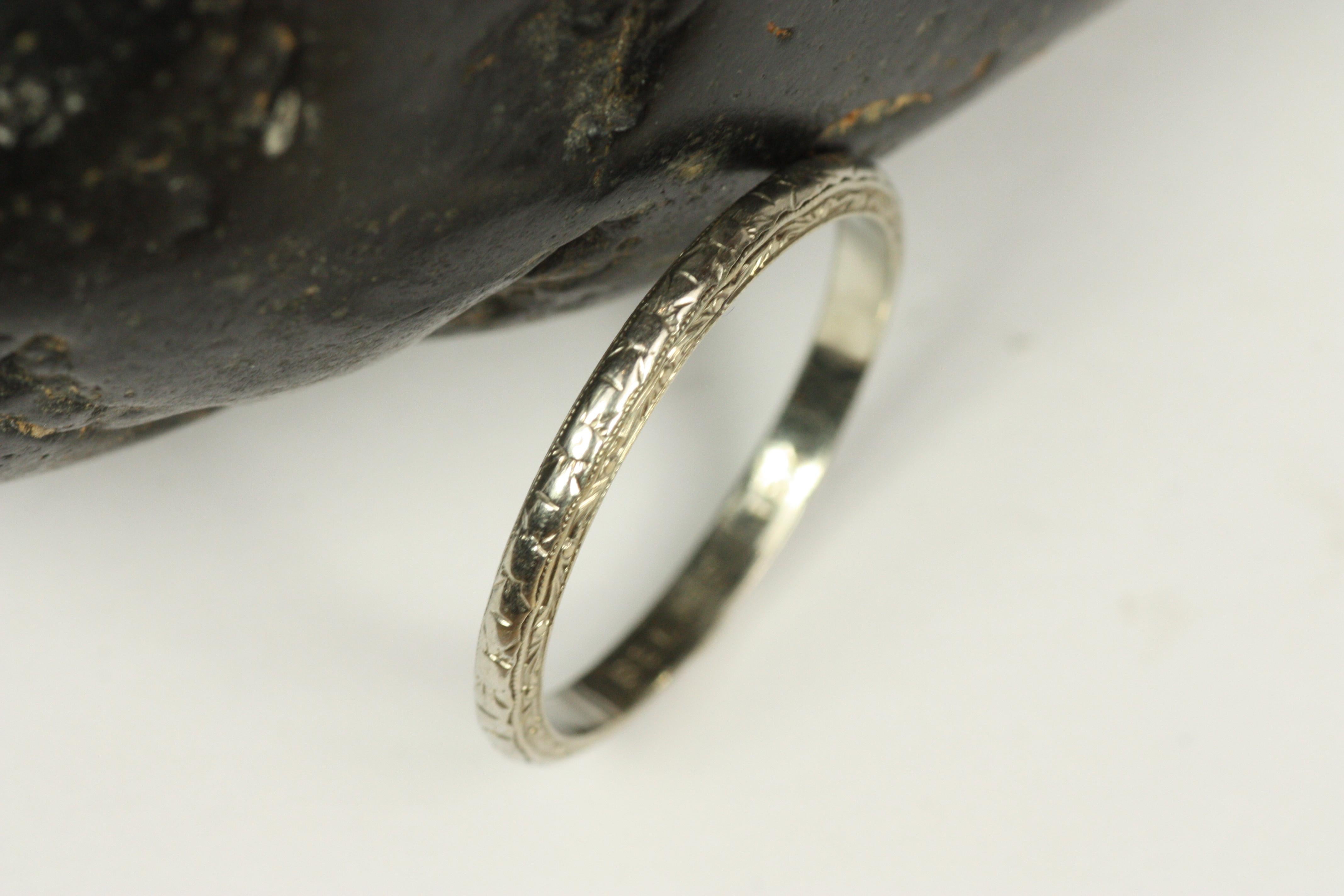 Antique 1930s Floral Hand-Engraved White Gold Wedding Band For Sale 1