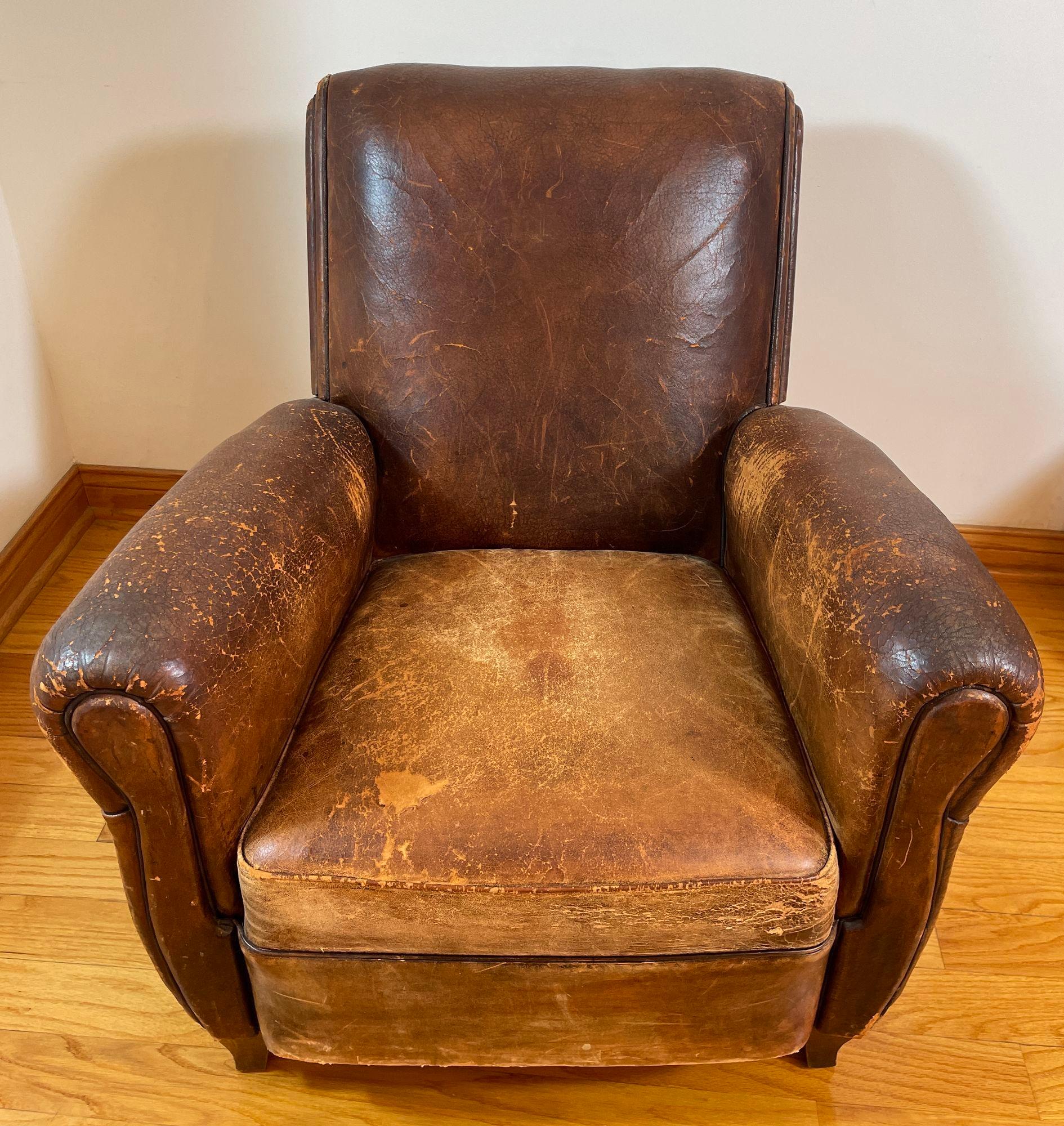 Antiker französischer Clubsessel aus braunem Leder aus den 1930er Jahren.
French Art Deco Original Distressed Leather Club Chair.
Klassischer französischer Art-Déco-Ledersessel aus den 1930er Jahren mit originalem Leder, das auf Blockholzfüßen
