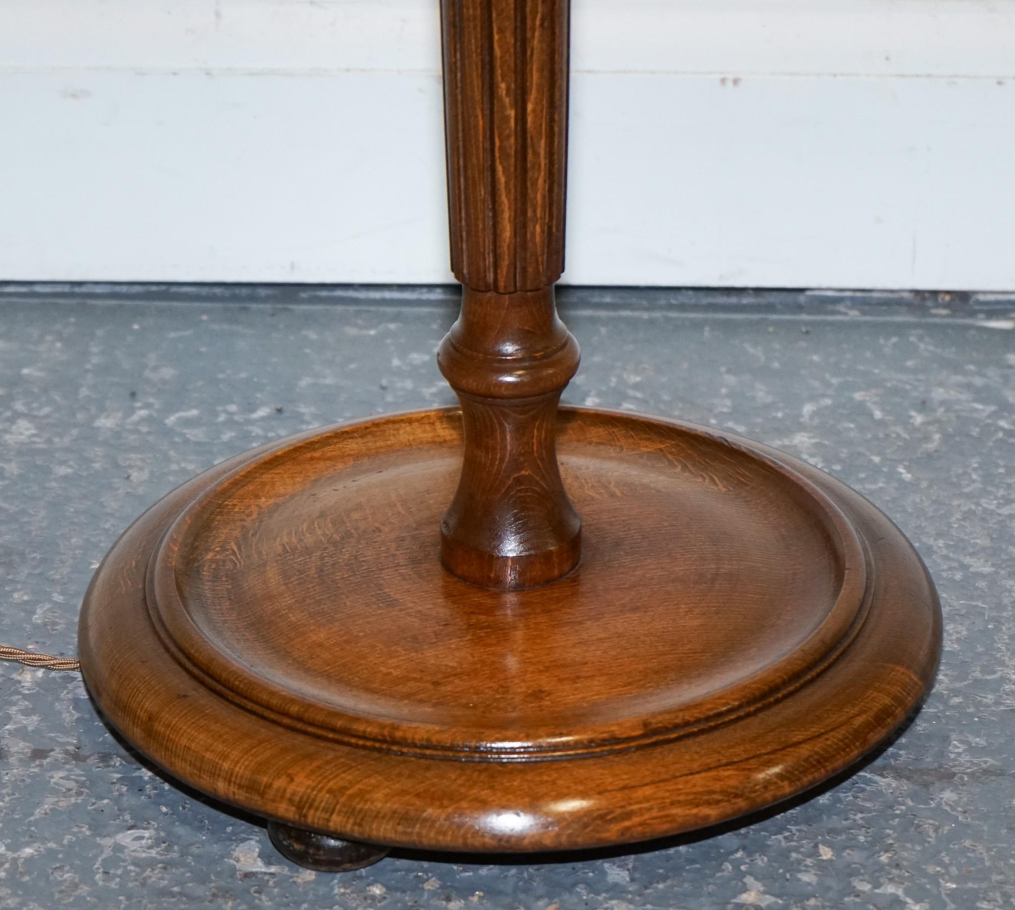 ANTIQUE 1930'S FRENCH POLiSHED WALNUT STANDARD FLOOR LAMP (Britisch) im Angebot