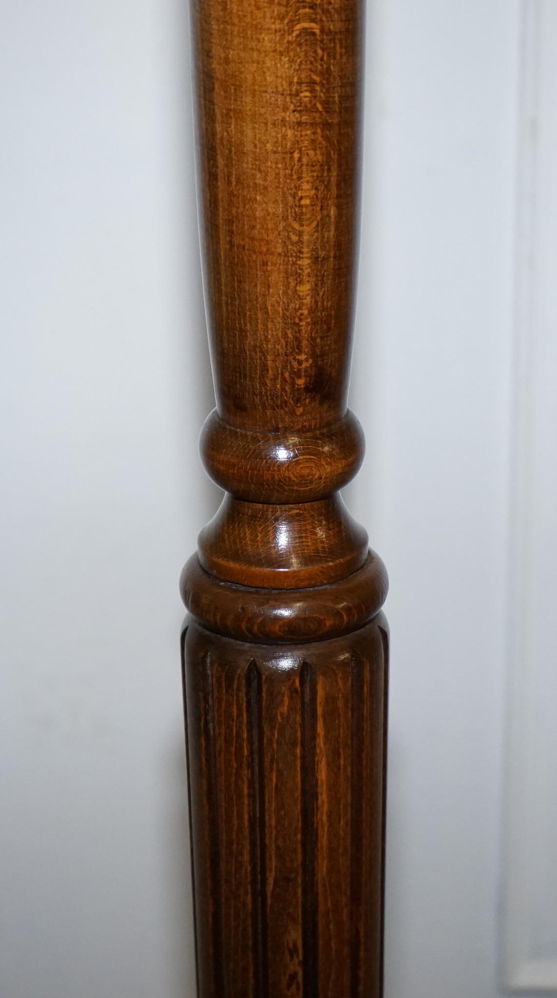 ANTIQUE 1930'S FRENCH POLiSHED WALNUT STANDARD FLOOR LAMP (20. Jahrhundert) im Angebot
