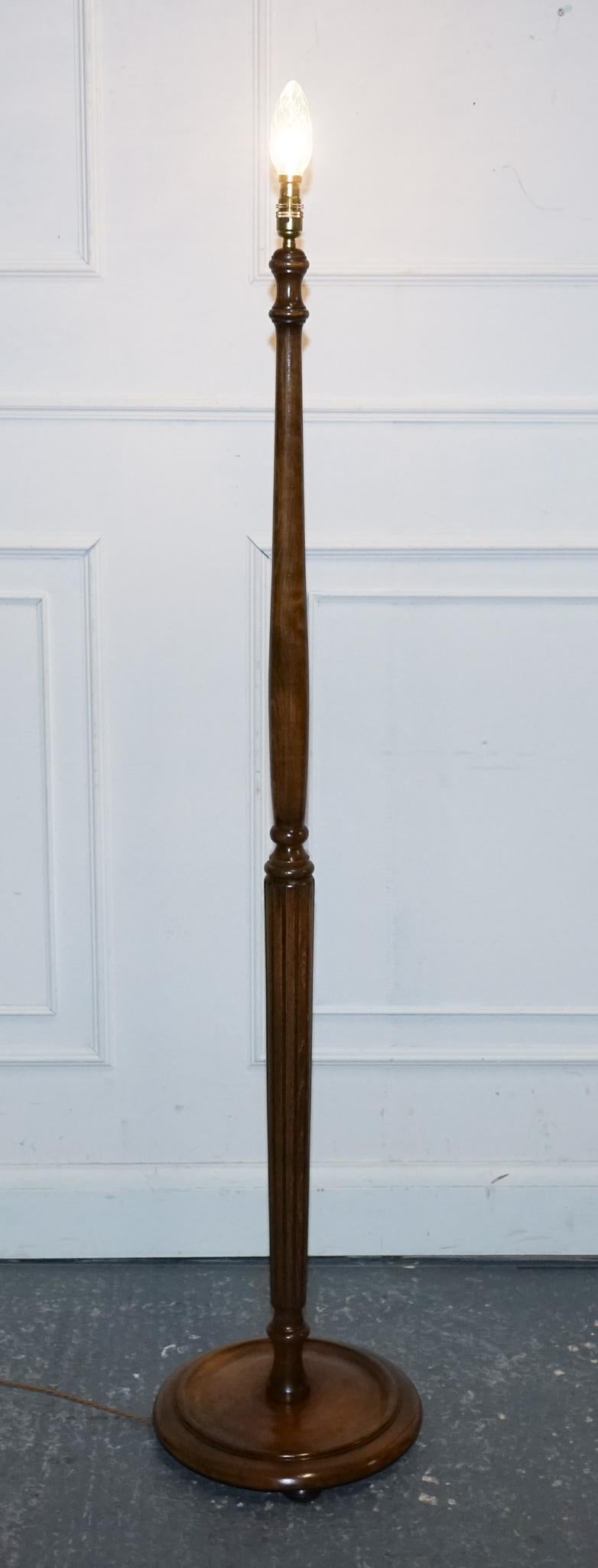ANTIQUE 1930'S FRENCH POLiSHED WALNUT STANDARD FLOOR LAMP im Angebot 1