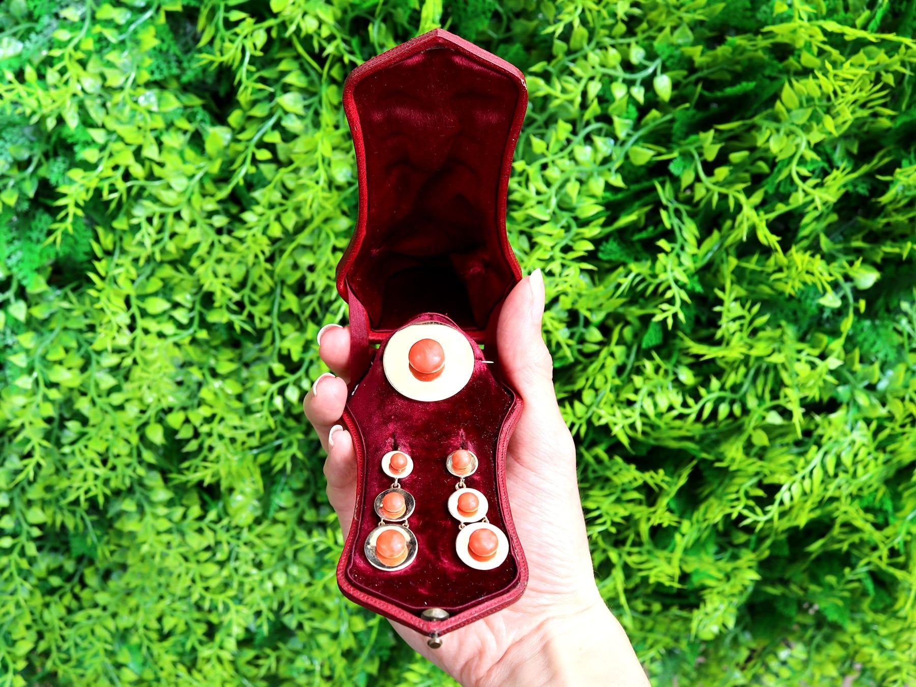 An impressive antique French red coral and 18 karat yellow gold jewelry suite composed of earrings and brooch; part of our diverse antique jewelry collections.

This fine and impressive antique coral jewelry set, consisting of a brooch and matching