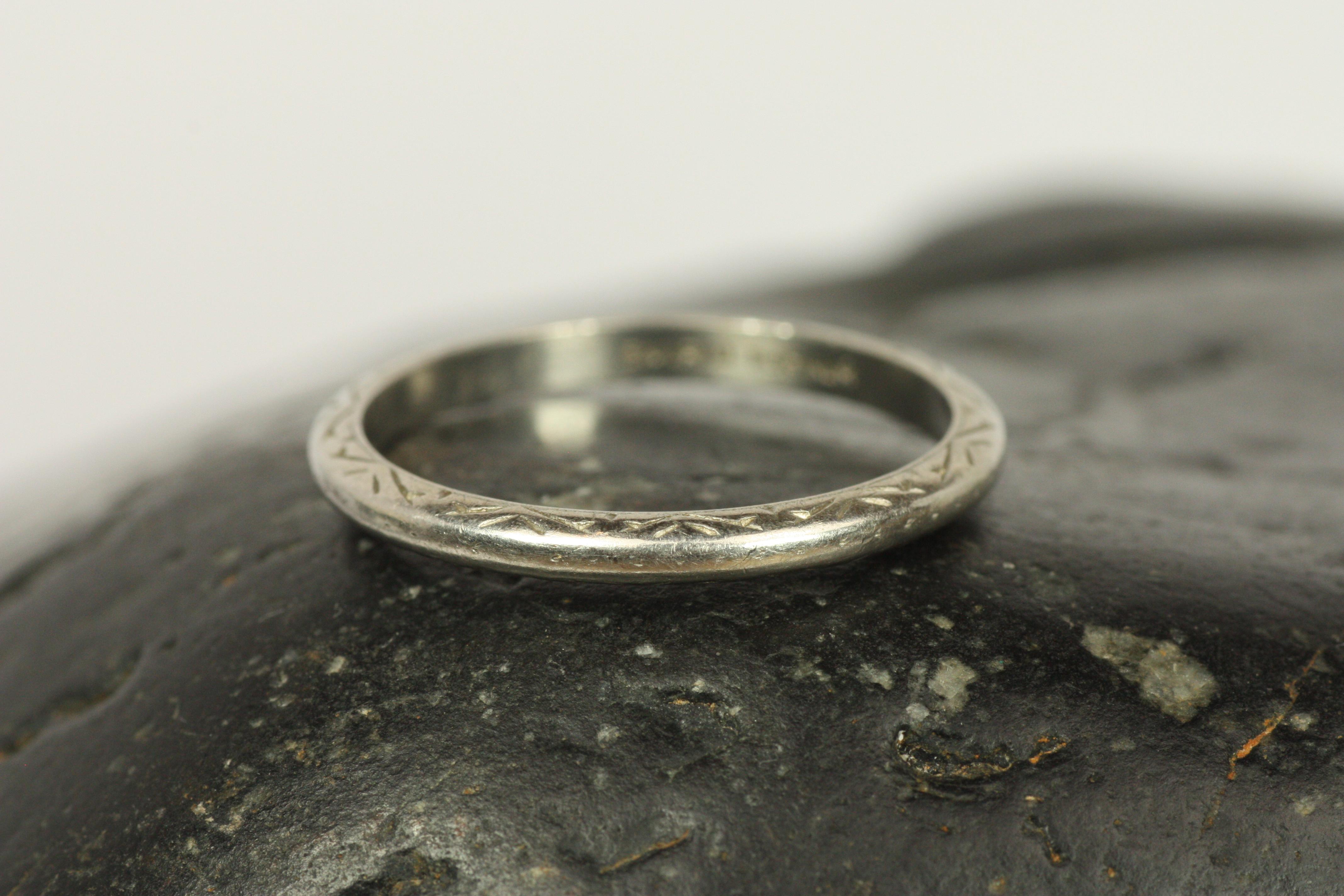 Antique 1930s Geometric Engraved Platinum Wedding Band In Good Condition For Sale In Santa Monica, CA
