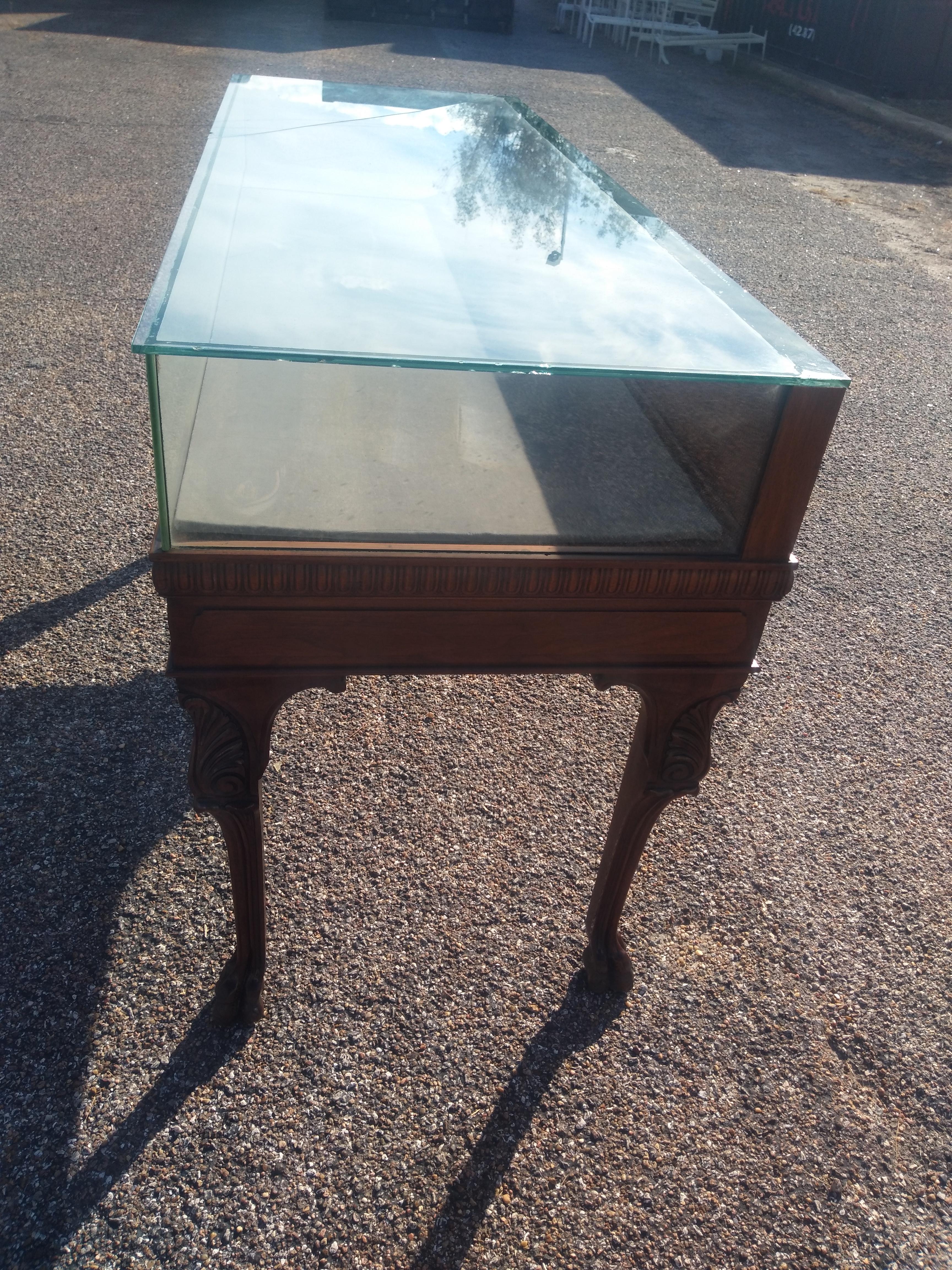 Ancienne vitrine à bijoux en noyer très sculpté et en verre des années 1930 en vente 2
