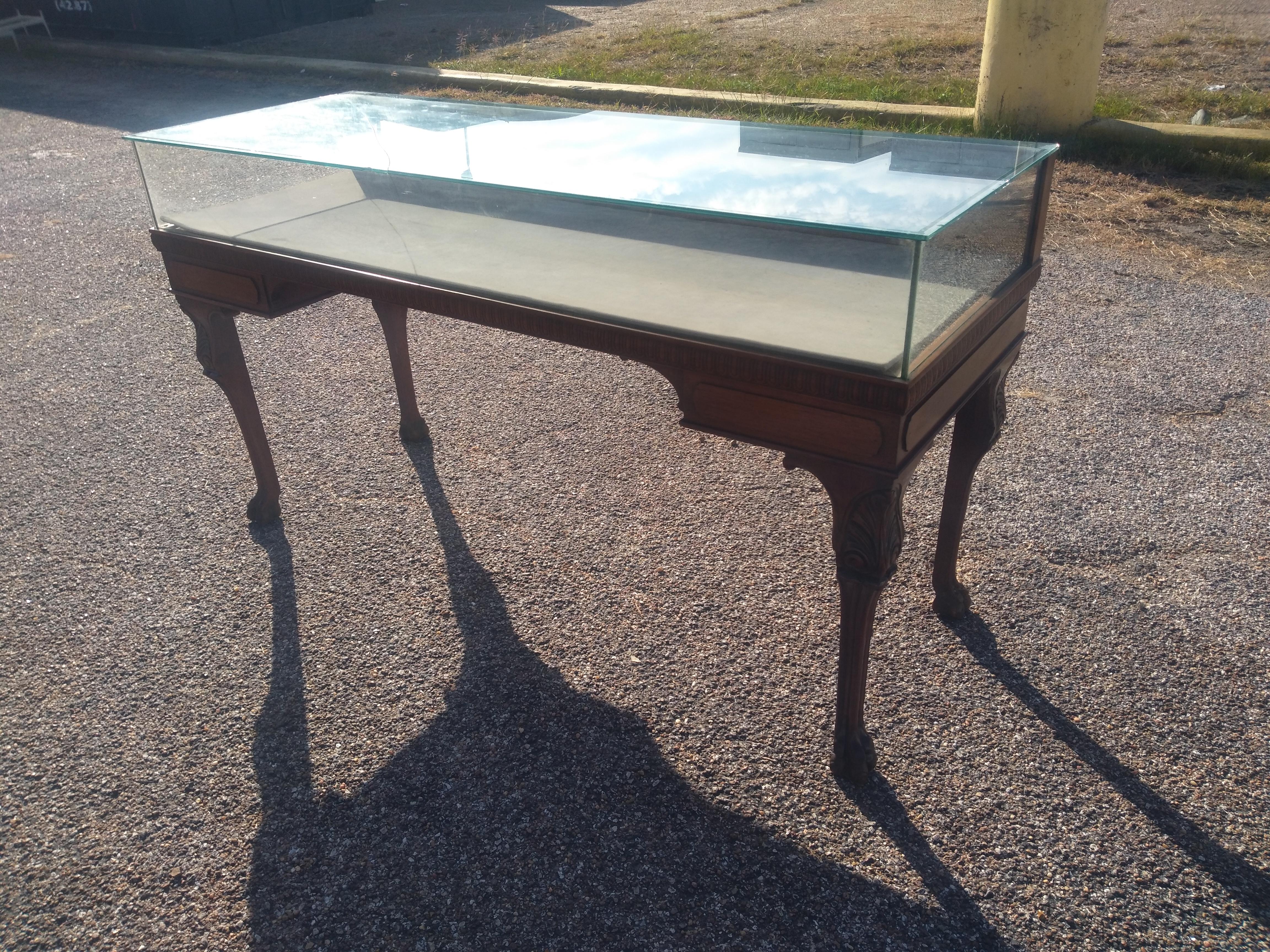 Ancienne vitrine à bijoux en noyer très sculpté et en verre des années 1930 en vente 6