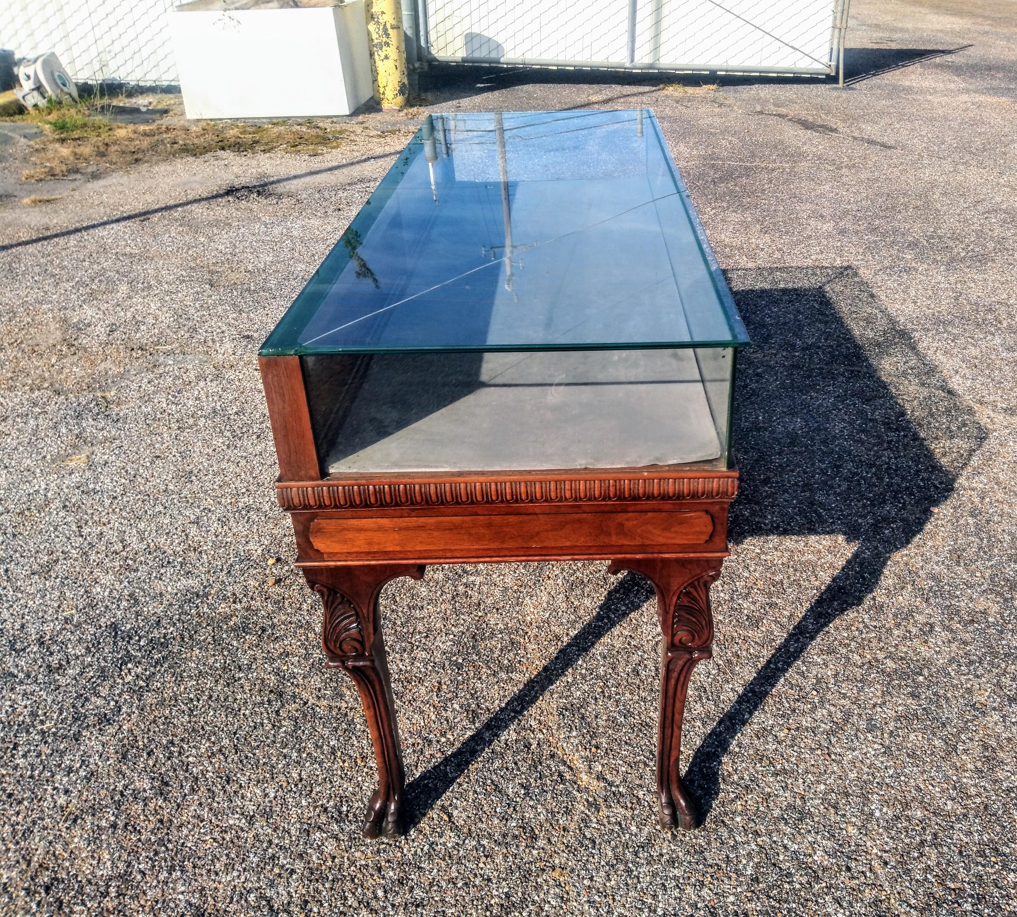 Néoclassique Ancienne vitrine à bijoux en noyer très sculpté et en verre des années 1930 en vente