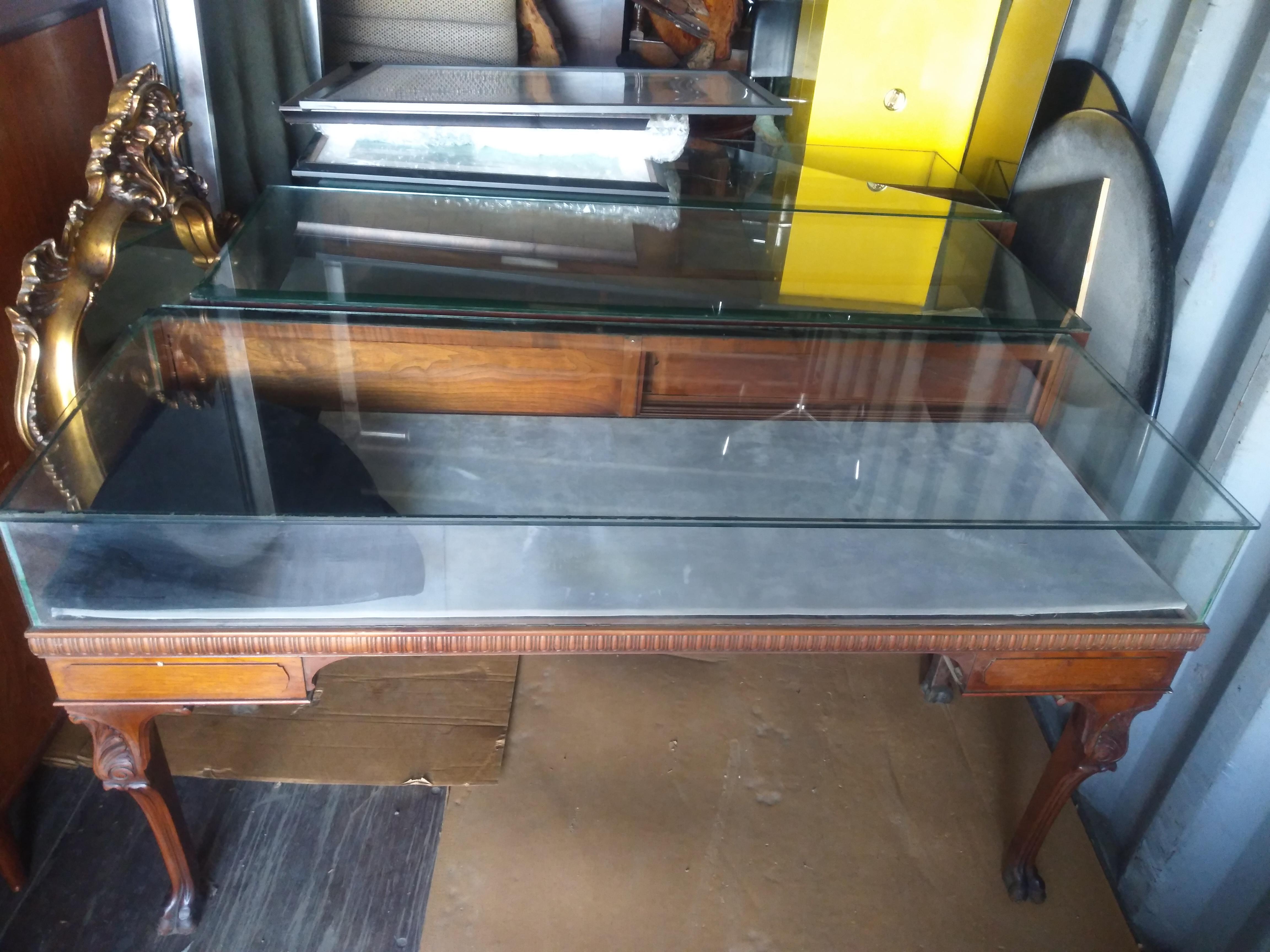Ancienne vitrine à bijoux en noyer très sculpté et en verre des années 1930 en vente 1