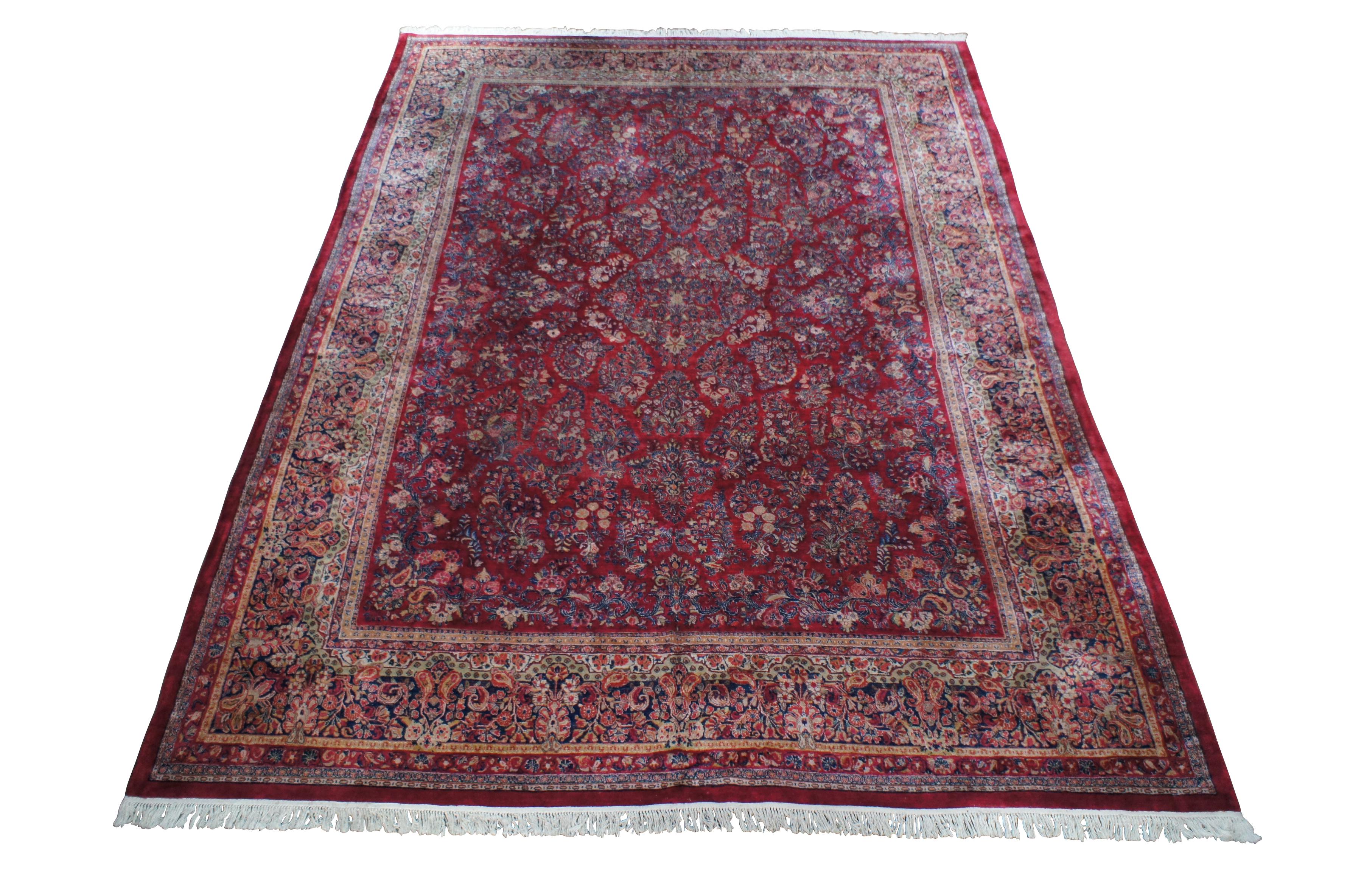Massiccio tappeto o tappeto persiano Sarouk degli anni '30/'40.  Realizzato in cotone e lana, presenta un vivace campo rosso con motivi floreali.  196 nodi per pollice quadrato.  Rossi, blu, rosa, verdi, pesca e arancione.

Dimensioni:
164 x 216