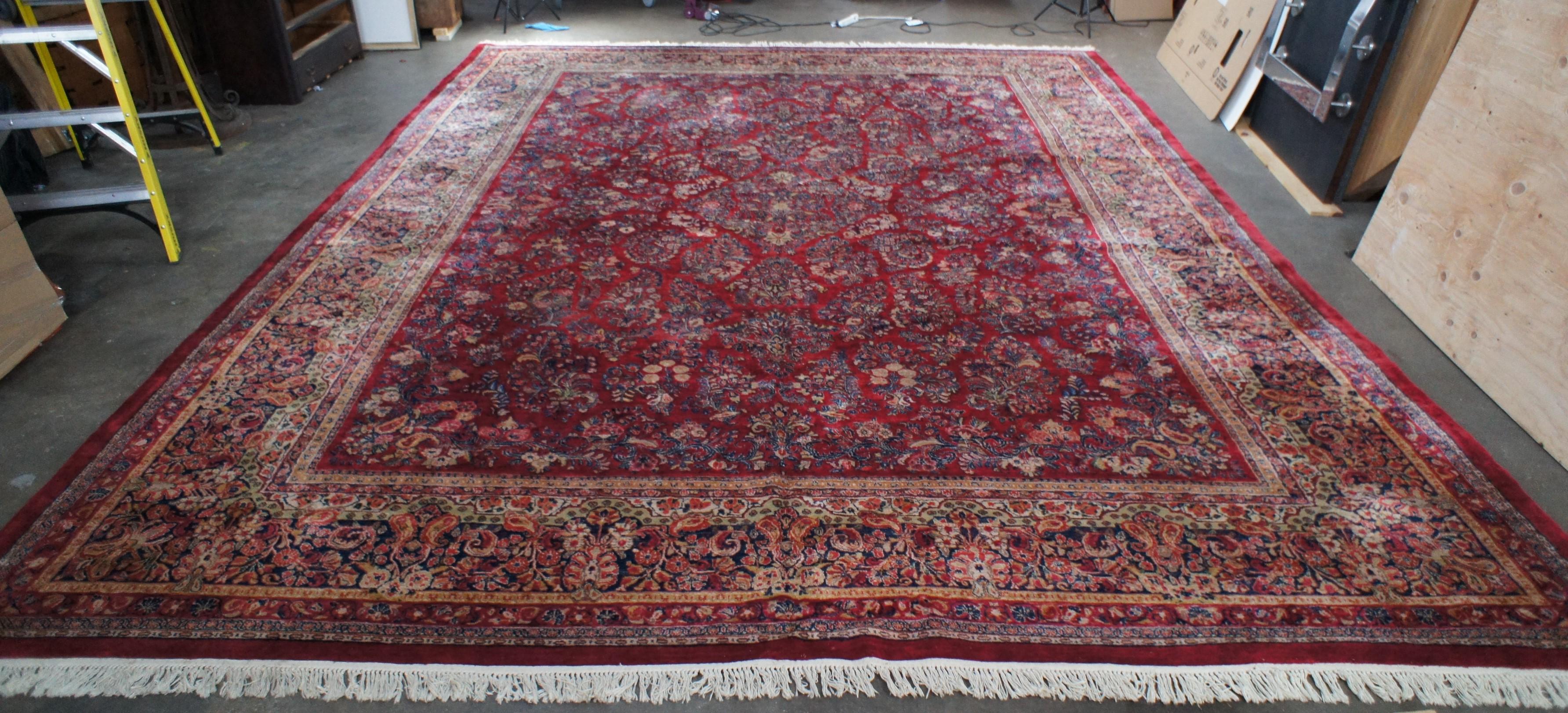 Tappeto Sarouk persiano del 1930 in cotone e lana con motivi floreali, 14' x 18' In condizioni buone in vendita a Dayton, OH