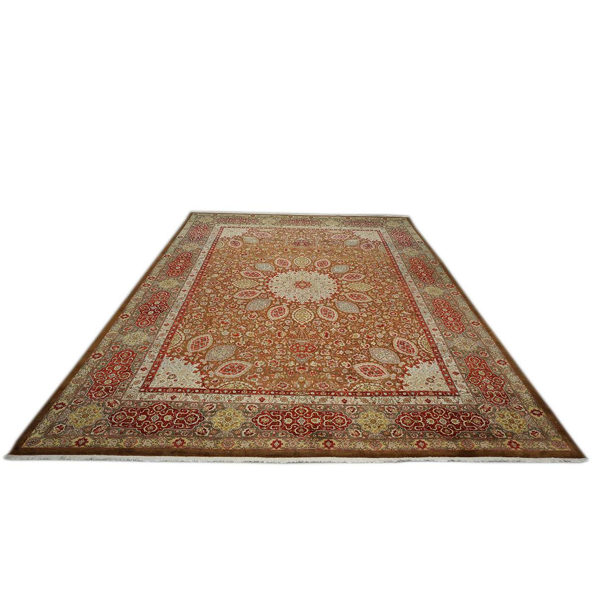 Ashly Fine Rugs präsentiert einen antiken persischen Pahlavi Tabriz 10x14 Wollteppich aus den 1930er Jahren. Täbris ist eine Stadt im Norden des heutigen Iran, die seit jeher für die Feinheit und Kunstfertigkeit ihrer handgefertigten Teppiche