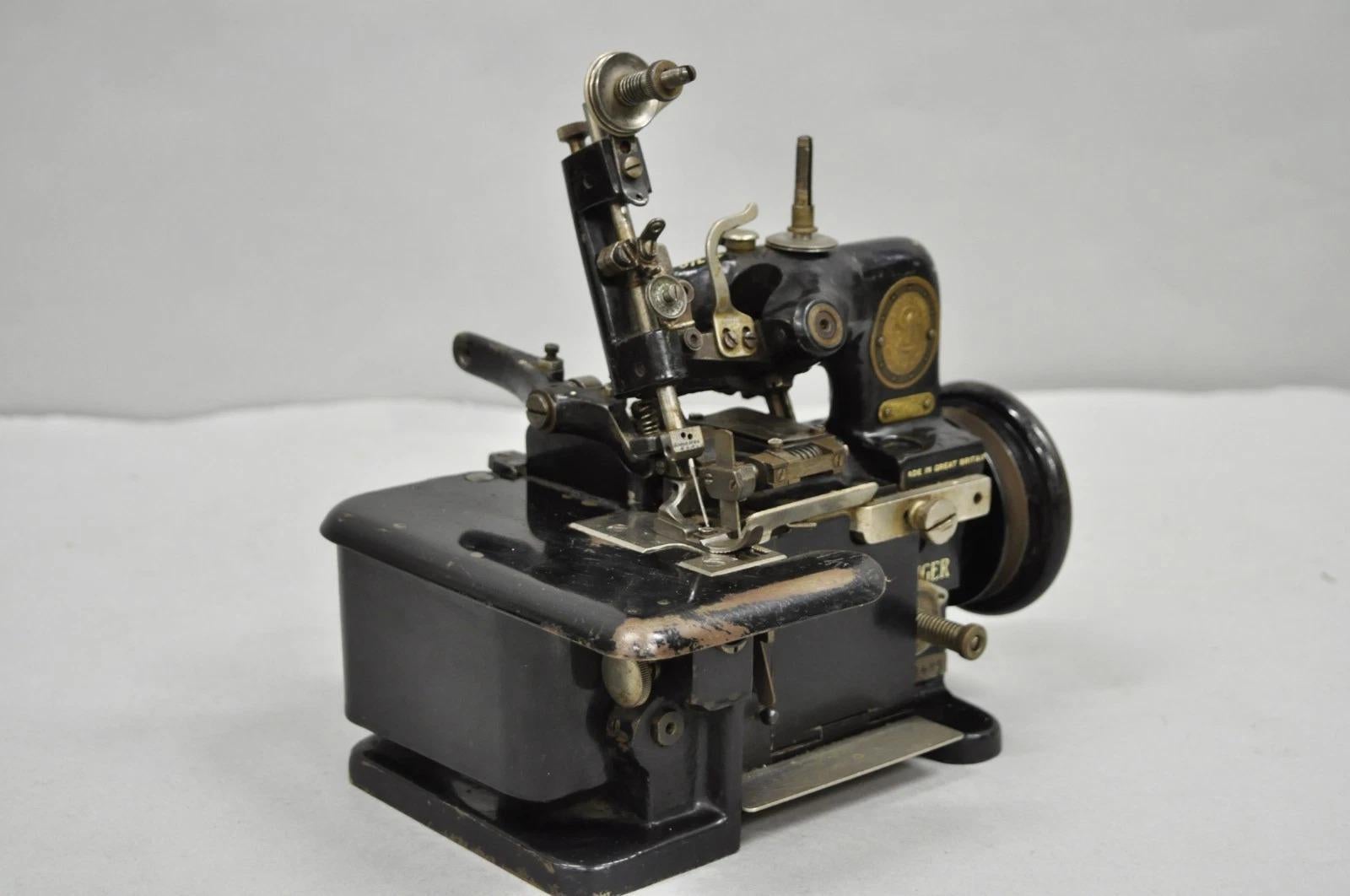 Antigua máquina de coser overlock Singer 81-K78 de los años 30, fabricada en Gran Bretaña. Principios del siglo XX. Medidas: 10