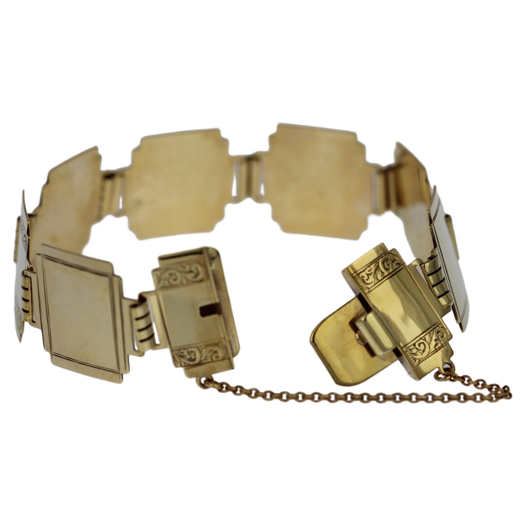 Art deco 9ct yellow gold bracelet featuring 8 decorative polished stepped squares joined with quadruple jointed decorative hinges.

Every other square plate features a twin side stripe of scrolled engraving.

Each square plate measures 18.9mm across