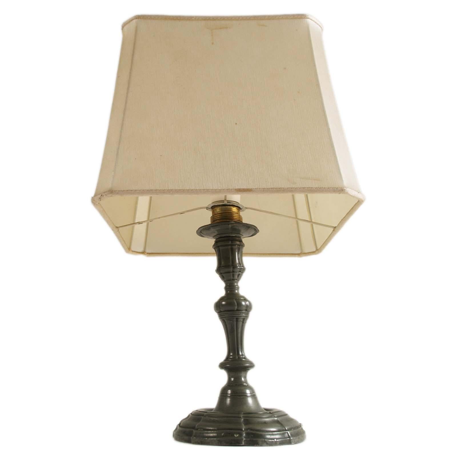 italien Lampe de bureau d'antiquités des années 1930 en étain patiné, style baroque en vente