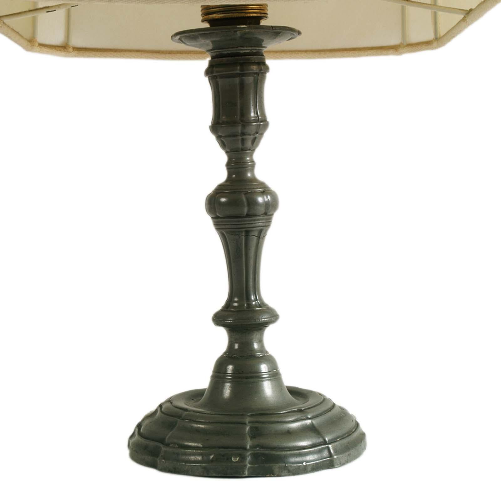 Lampe de table ancienne des années 1930 en étain patiné, style baroque, Fonderia d'Arte Adriano Vallin, attribuée.
Hauteur étain patiné cm. 30.