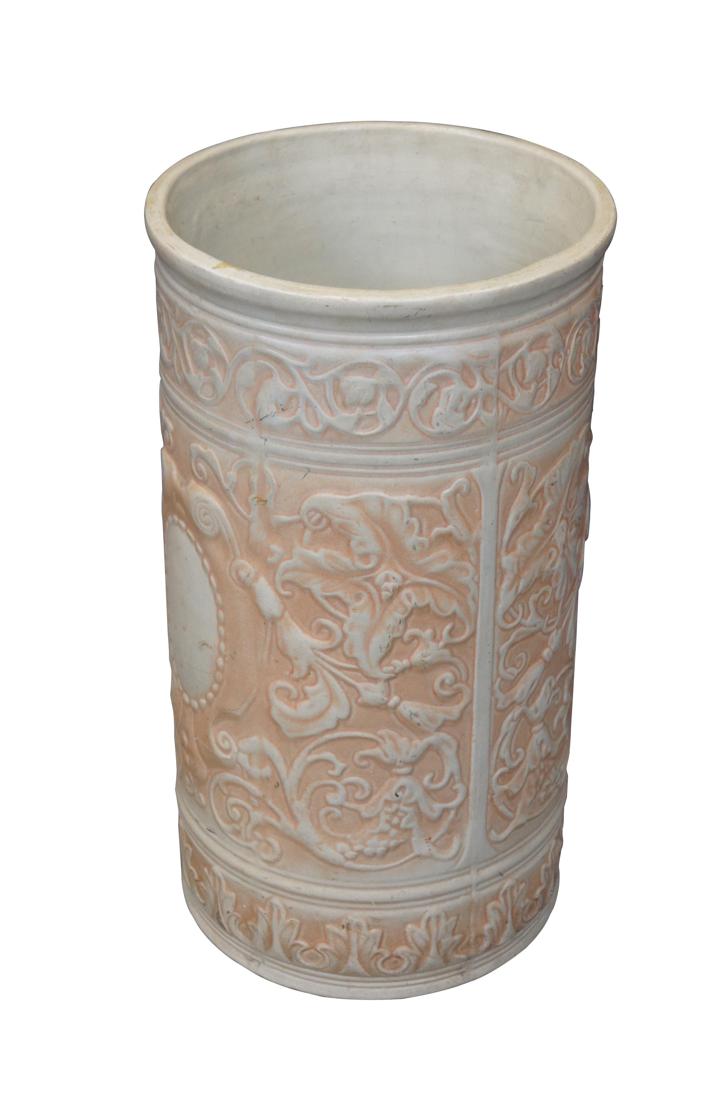 Porte-parapluie / porte-canne en céramique datant des années 1930, présentant un motif néoclassique avec des feuilles d'acanthe dans les tons pêche et blanc. Attribué à Weller Pottery. Estampillé USA dans la base

Dimensions :
11