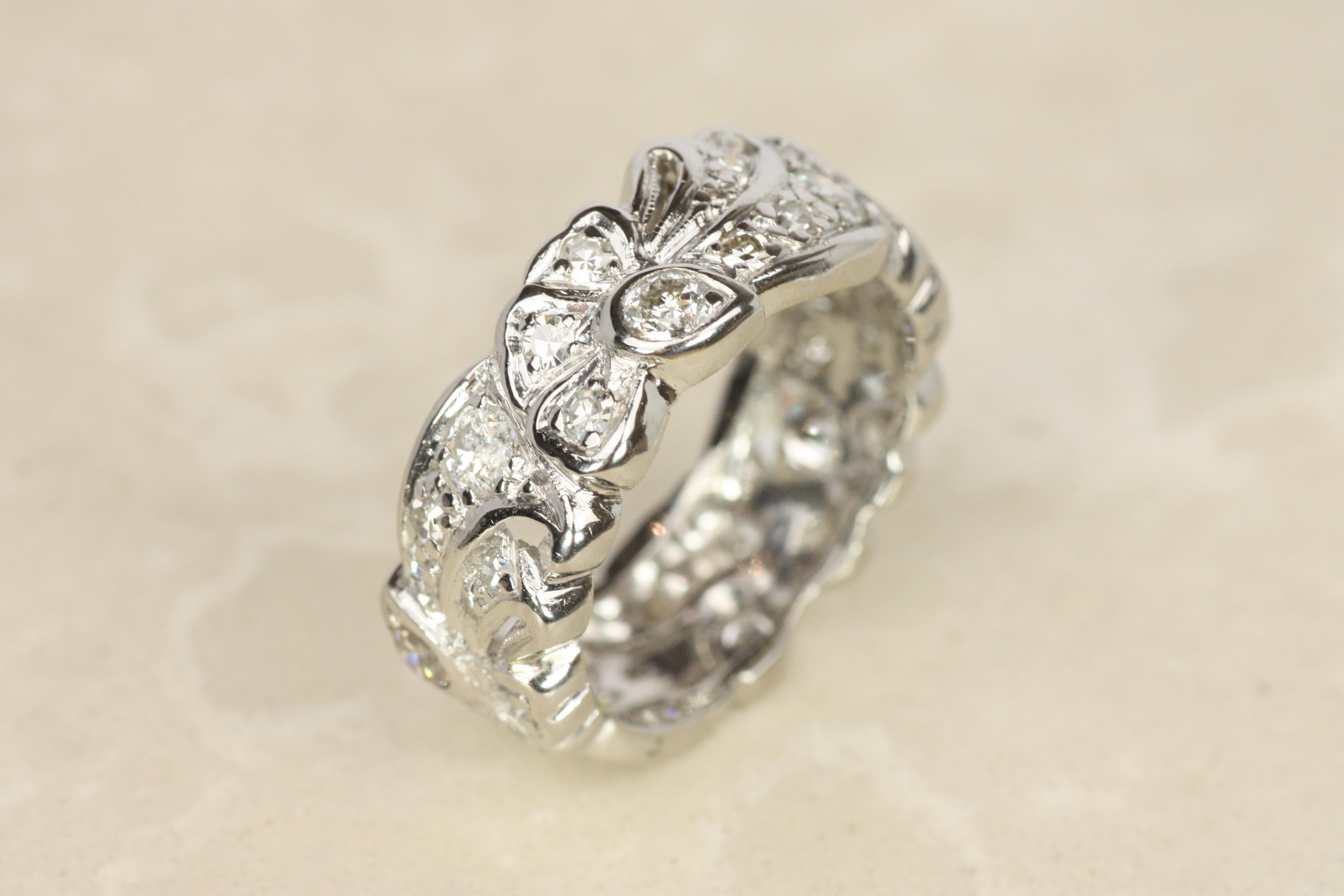 Alianza de boda antigua de los años 30 con diamante ancho de 8 mm en platino con diseño de lazo y cinta en venta 1
