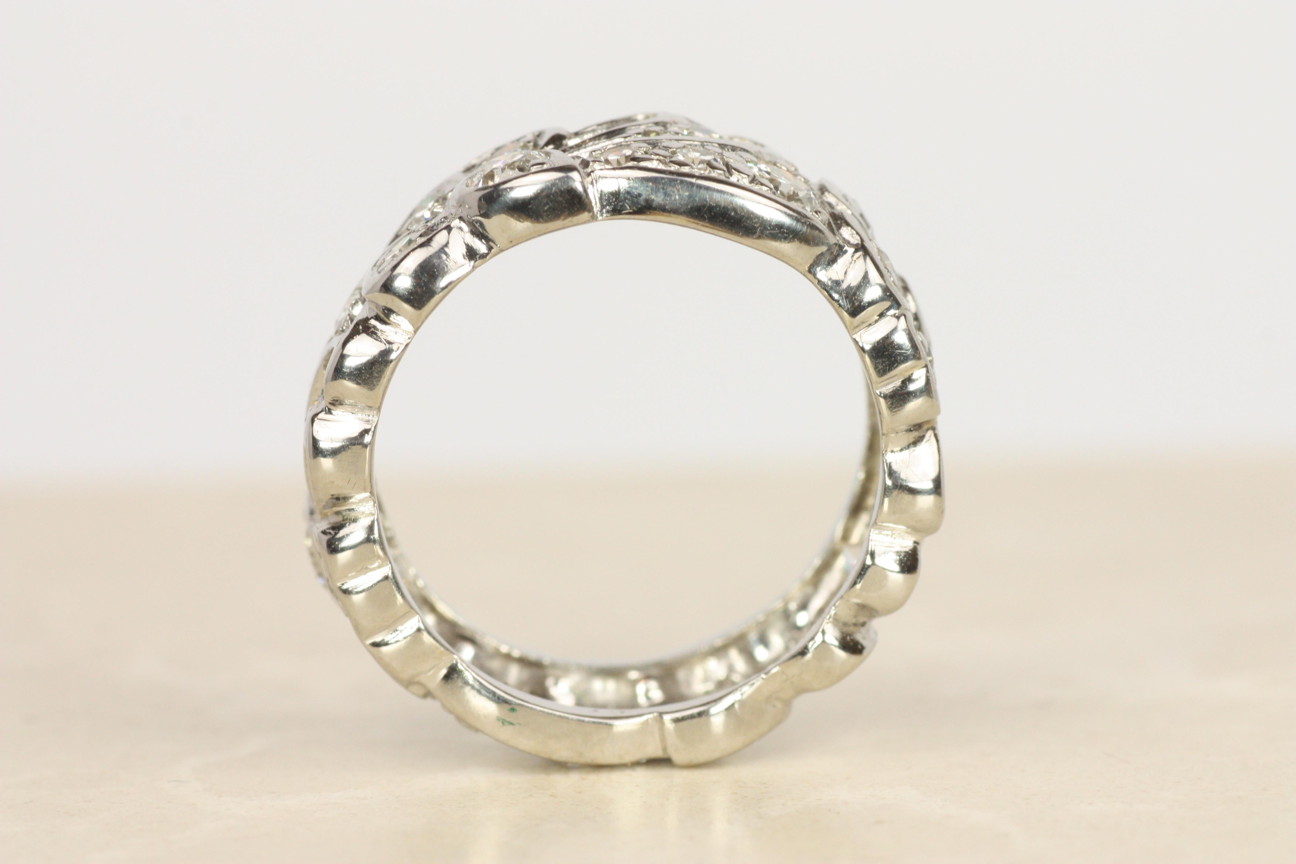 Alianza de boda antigua de los años 30 con diamante ancho de 8 mm en platino con diseño de lazo y cinta en venta 2