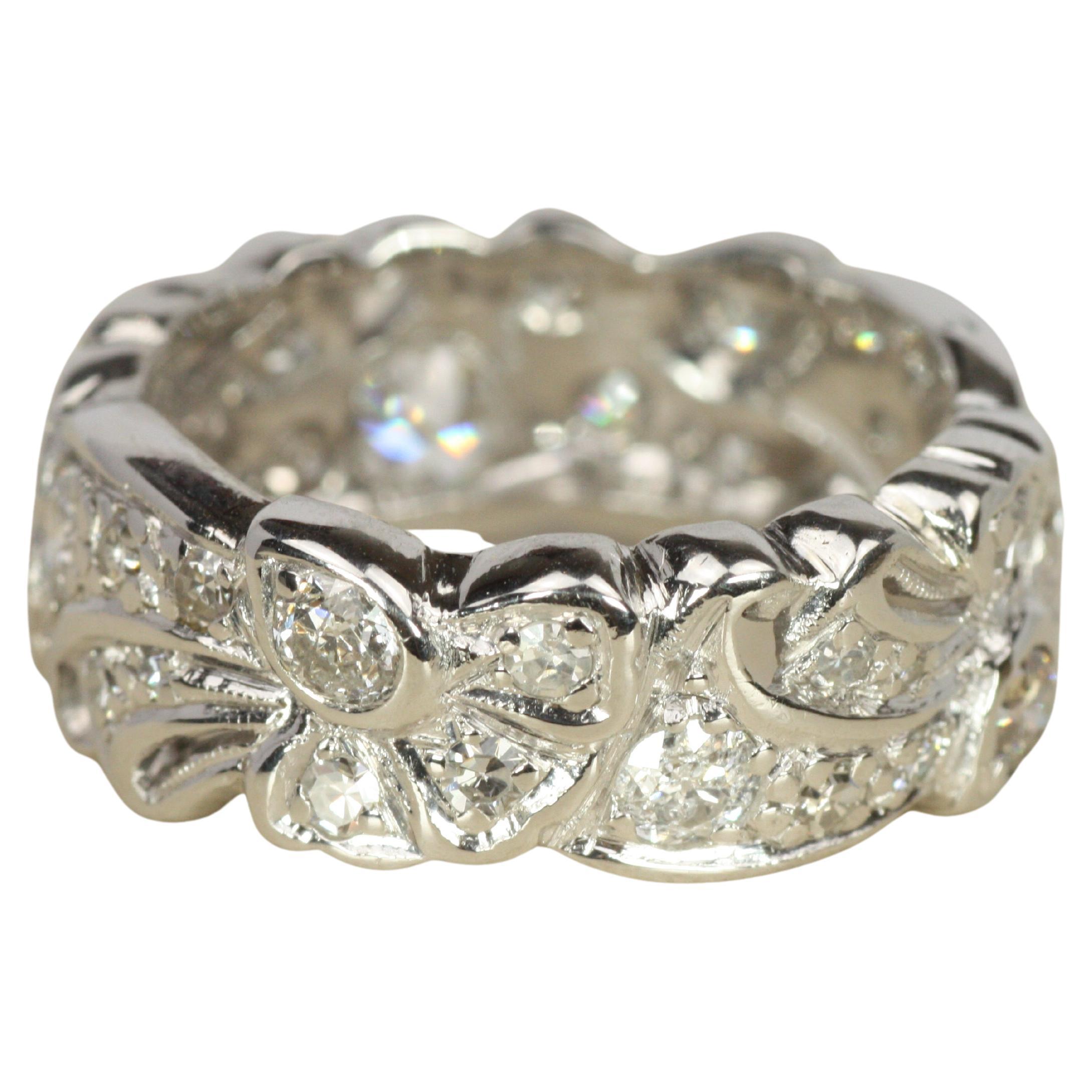 Alianza de boda antigua de los años 30 con diamante ancho de 8 mm en platino con diseño de lazo y cinta en venta