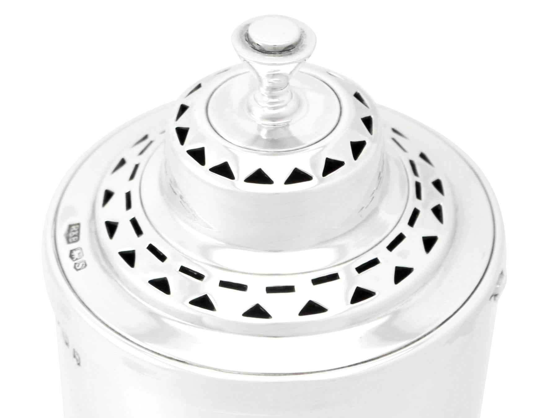 Antique 1935 English Sterling Silver Sugar Caster In Excellent Condition For Sale In Jesmond, Newcastle Upon Tyne