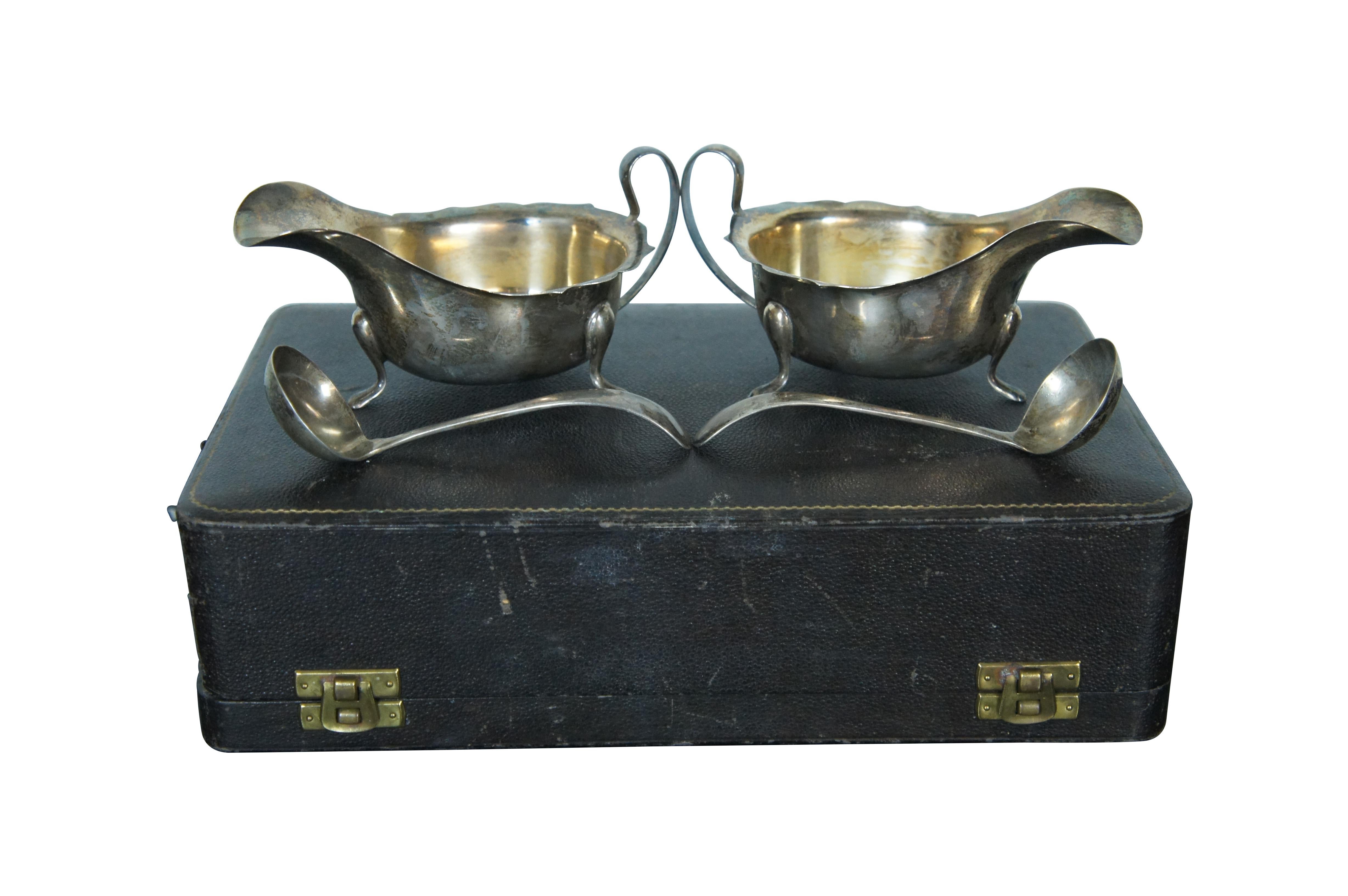 Antiguo juego de salsera y cucharón de plata de ley de Sheffield de 1936 de Edward Viner Ltd. Incluye dos salseras con patas acolchadas y bordes festoneados, dos cucharones y un estuche.

Dimensiones:
Bote - 5,75