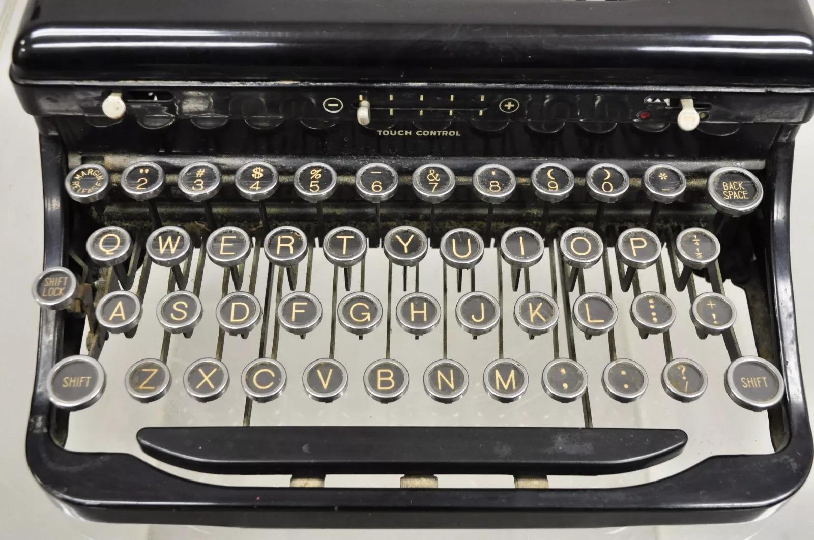 Antique 1938 Royal Model O Vintage Art Deco Black Portable Typewriter In Good Condition For Sale In Philadelphia, PA