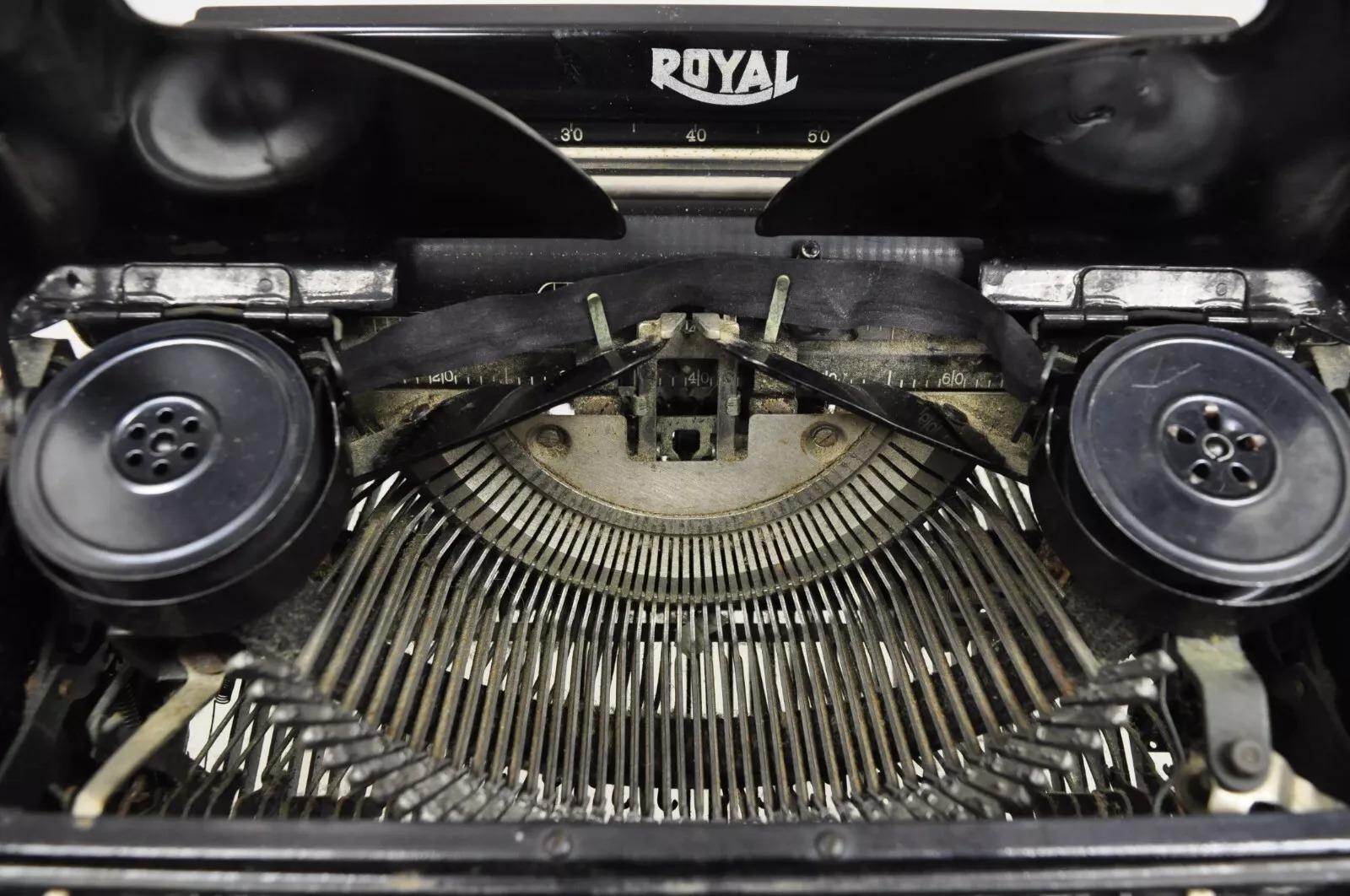 Antique 1938 Royal Model O Vintage Art Deco Black Portable Typewriter For Sale 1