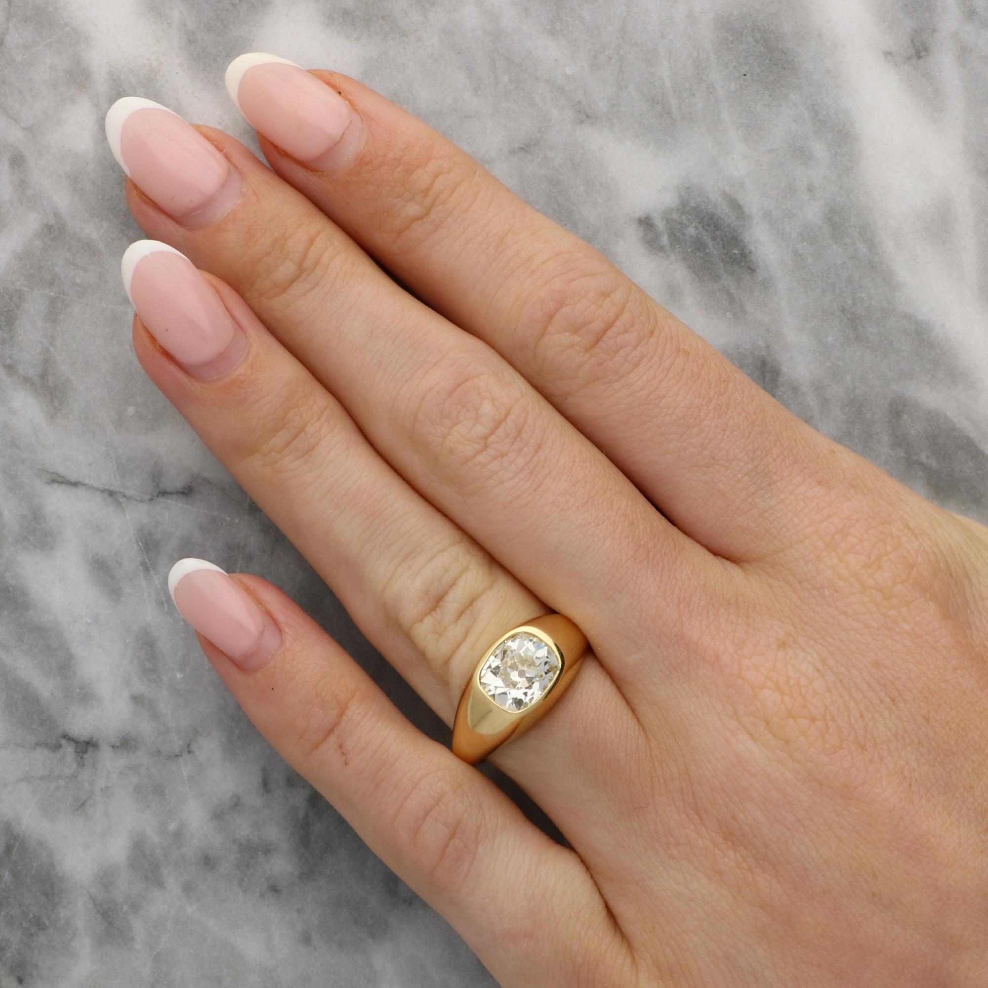 Antique 1.93ct Old Cushion Cut East-West Diamond Ring in 18k Yellow Gold In Excellent Condition For Sale In London, GB