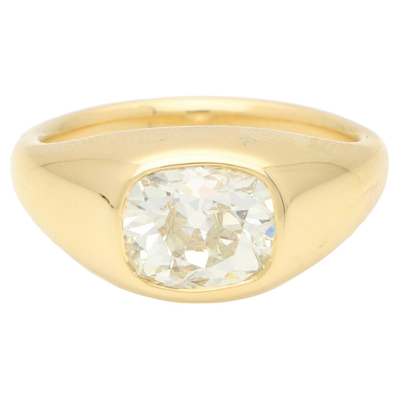 Bague ancienne en or jaune 18k de 1,93 ct de diamant taille coussin Est-Ouest