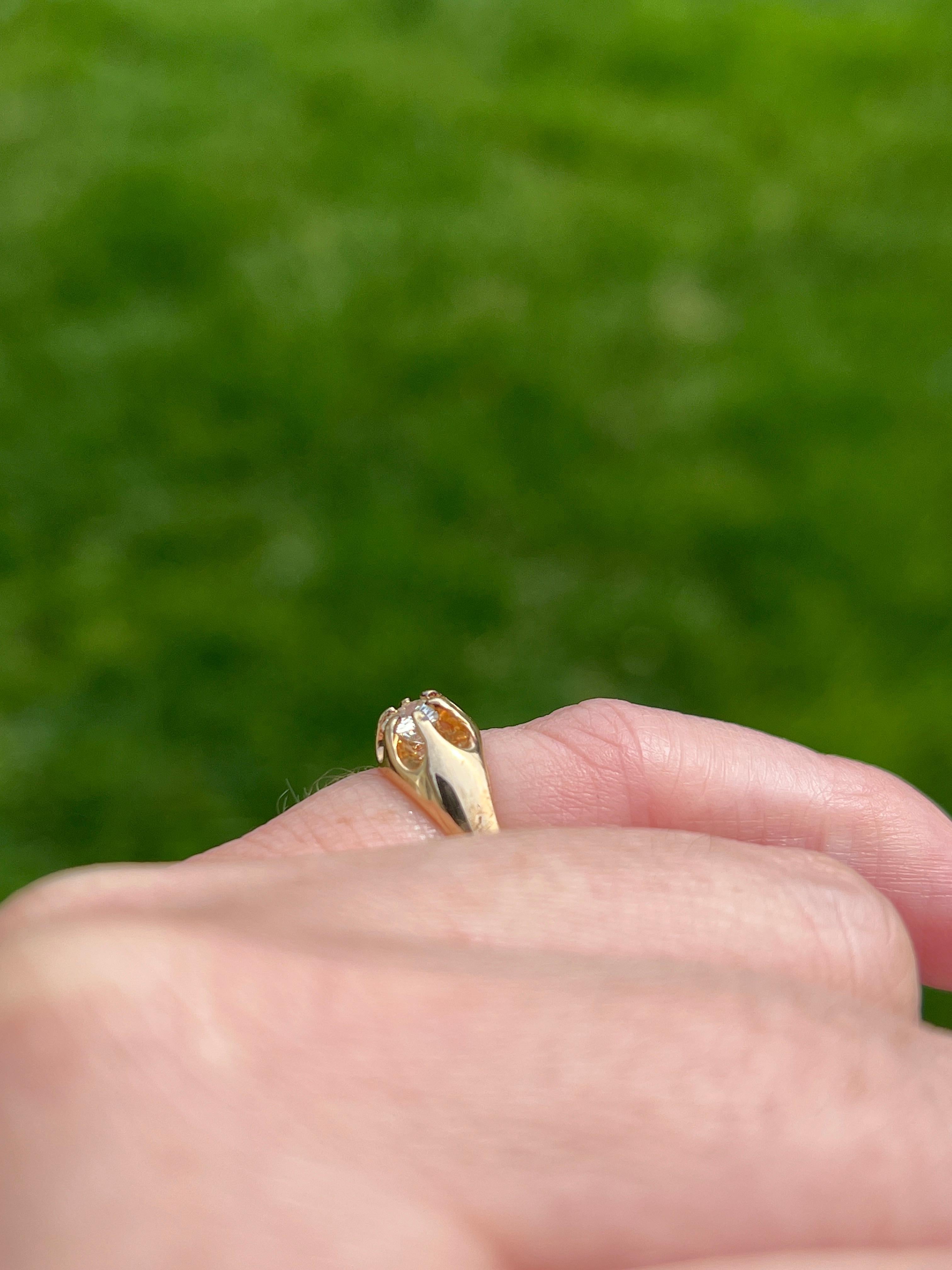 Femenino o masculino Antique 1940s Belcher Set 0.30 Carat Diamond and 14k Yellow Gold Solitaire Ring en venta